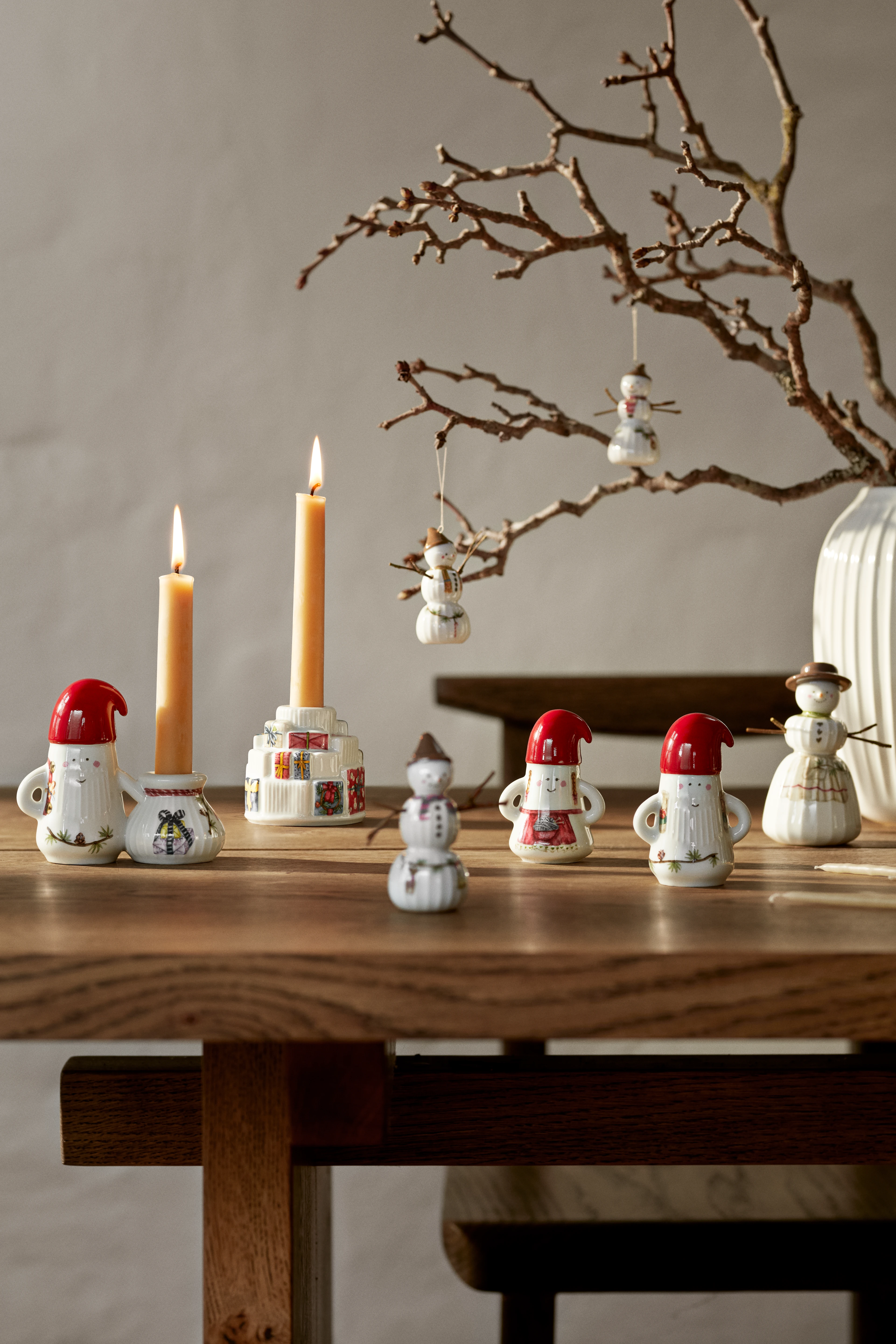 Weihnachtsmann Kerzenhalter H8.5 von Kähler in der Farbe Weiss mit Dekoration, hergestellt aus Keramik