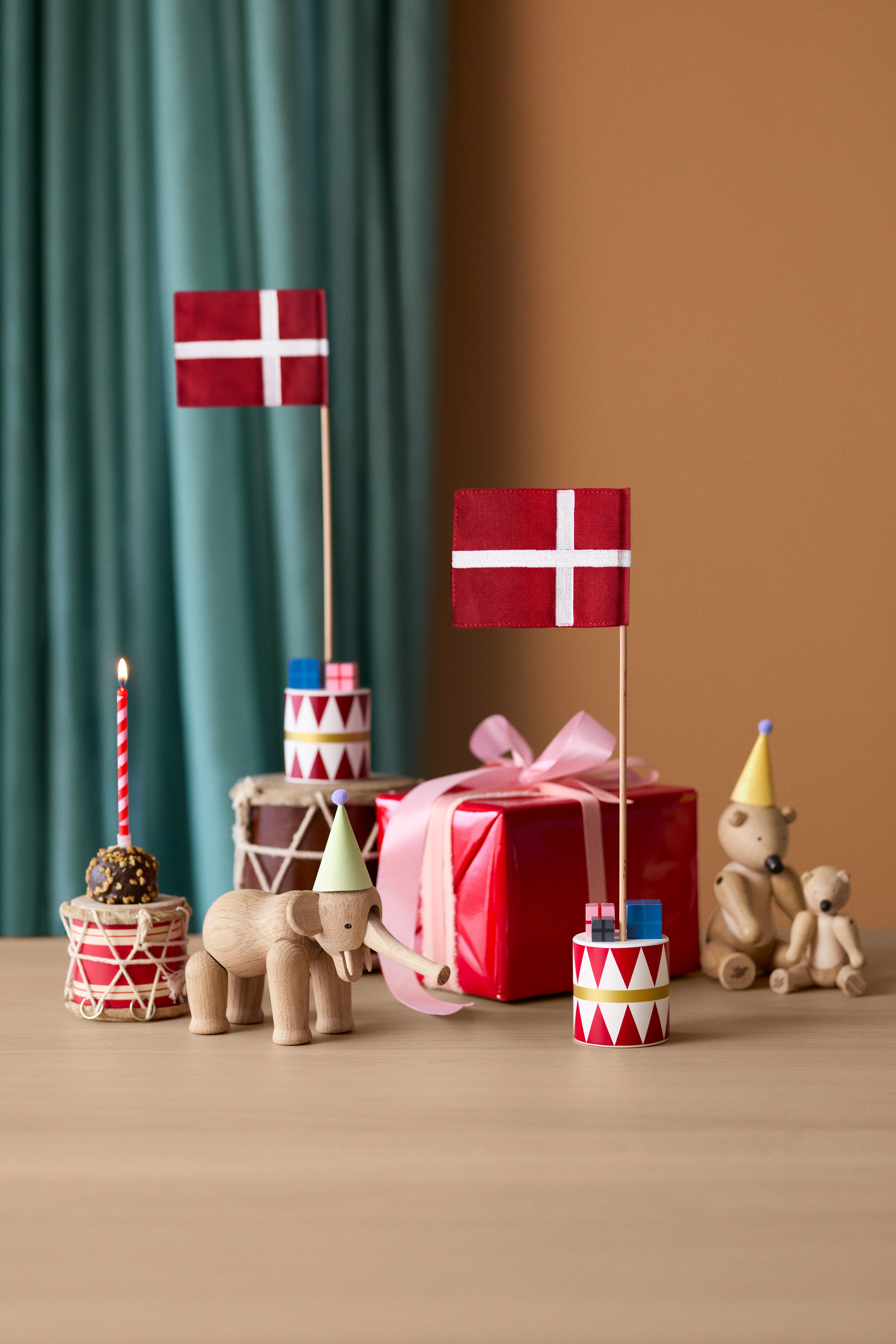 Bordflagg dansk H30 cm fra Kay Bojesen i fargen Rød/Hvit, laget av Tre