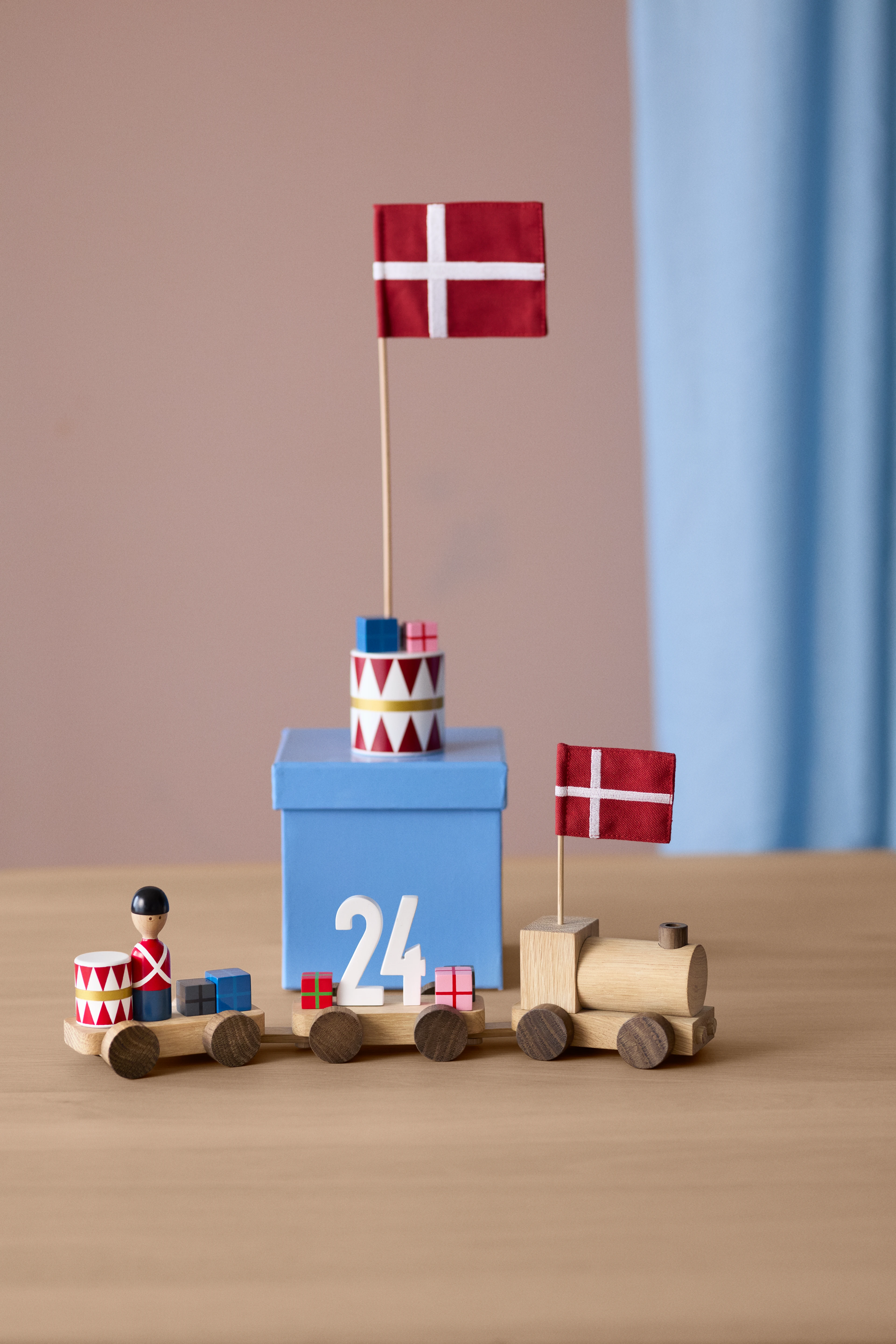 Kay Bojesen Birthday train Danish in Oak/Smoked oak