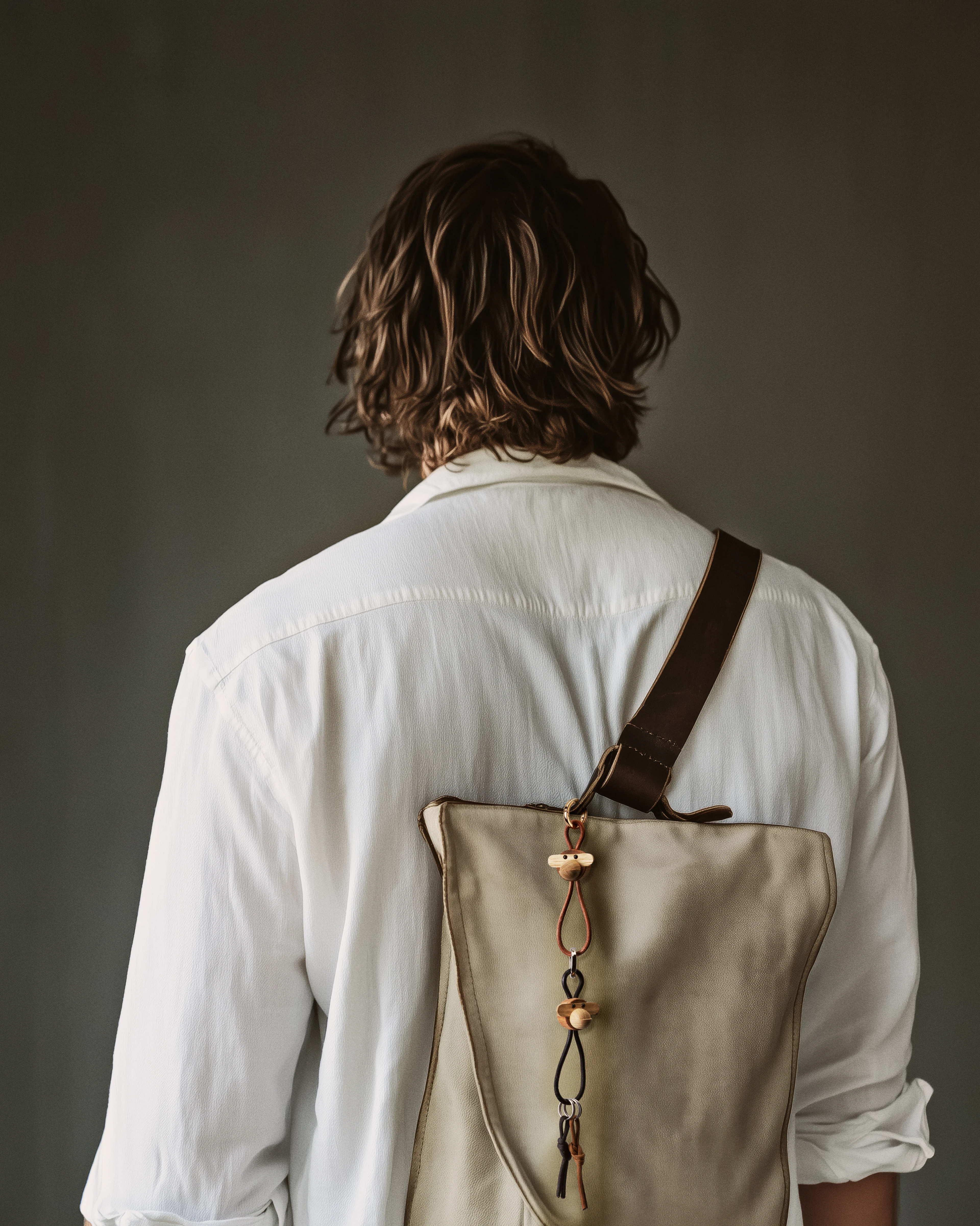 Affe silberfarbenes Metall Schlüsselanhänger mit schwarzem Leder von Kay Bojesen in der Farbe Teak/Limba, hergestellt aus Holz