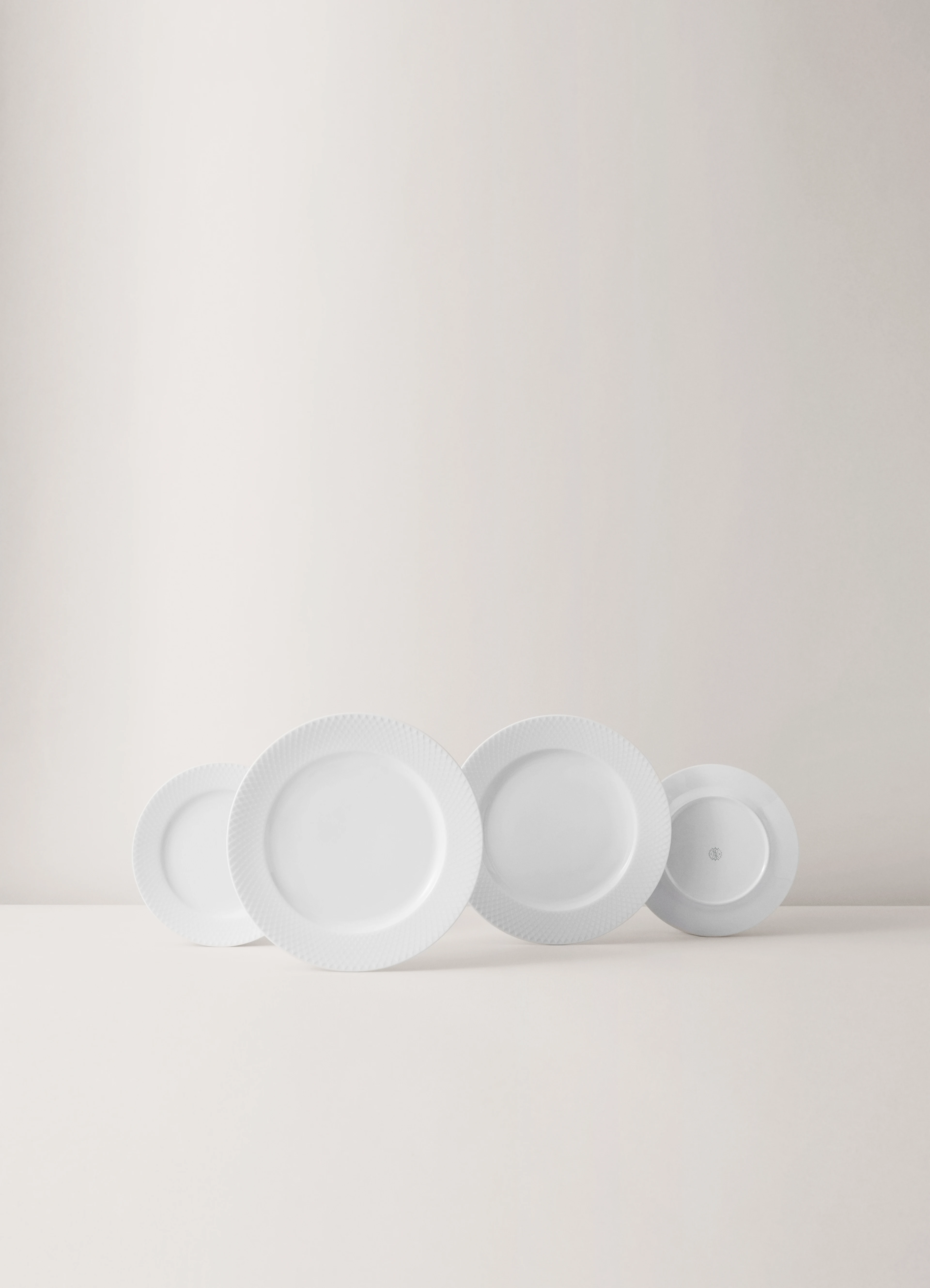 Middagstallerken Ø27 cm fra Lyngby Porcelæn i fargen Hvit, laget av Keramikk