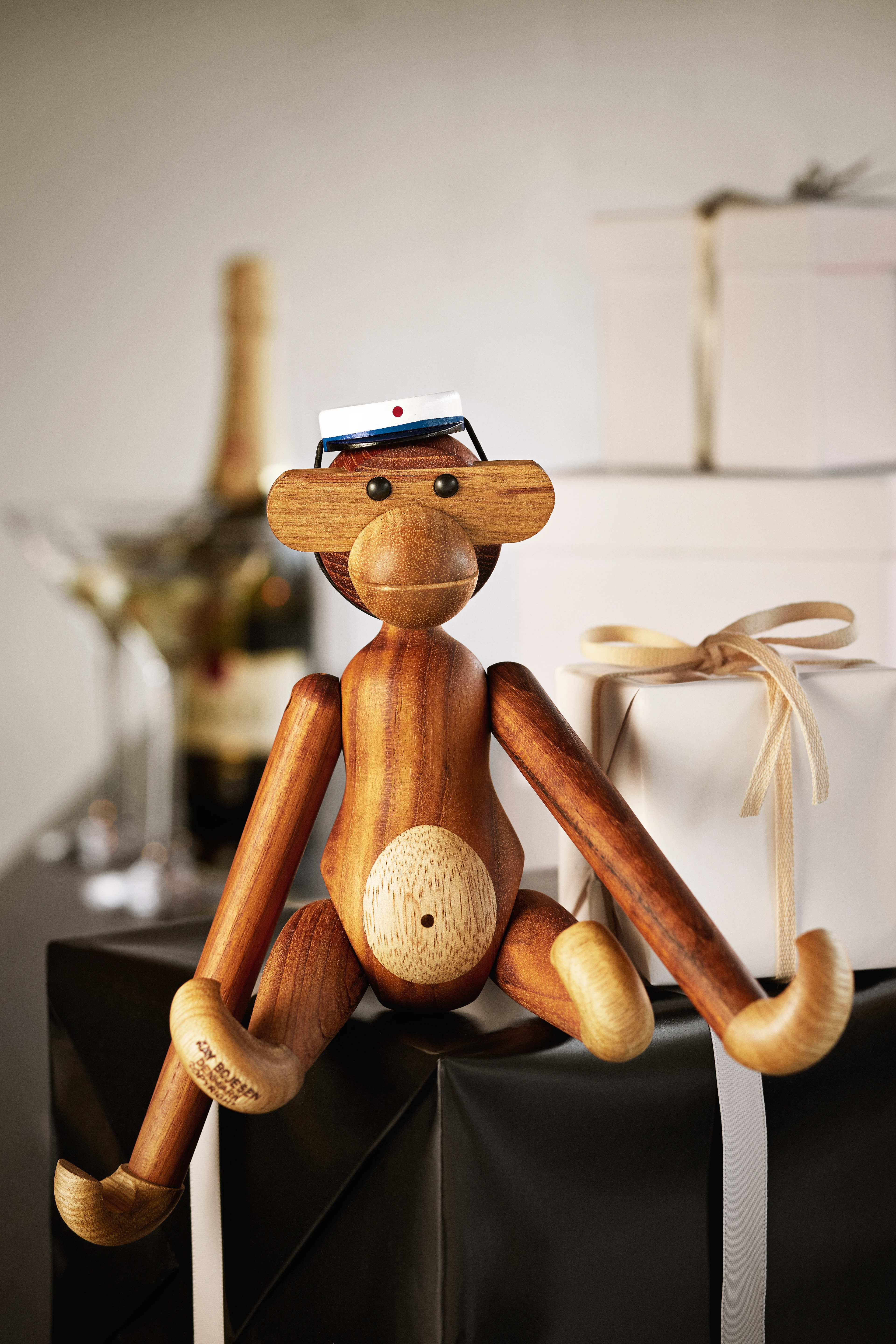 Studenterhue lille fra Kay Bojesen i farven Blå, lavet af Træ