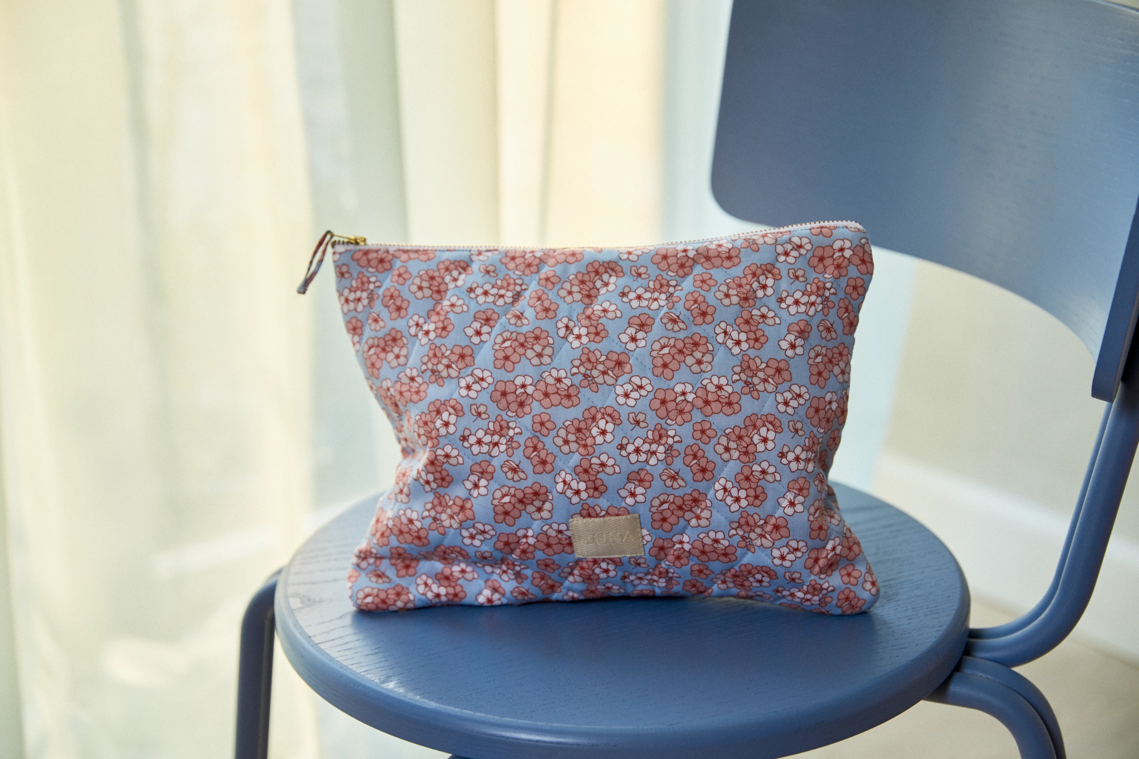 Paula multi-functional sleeve 28x22 cm fra JUNA i farven Lys blå/Rosa, lavet af Bomuld