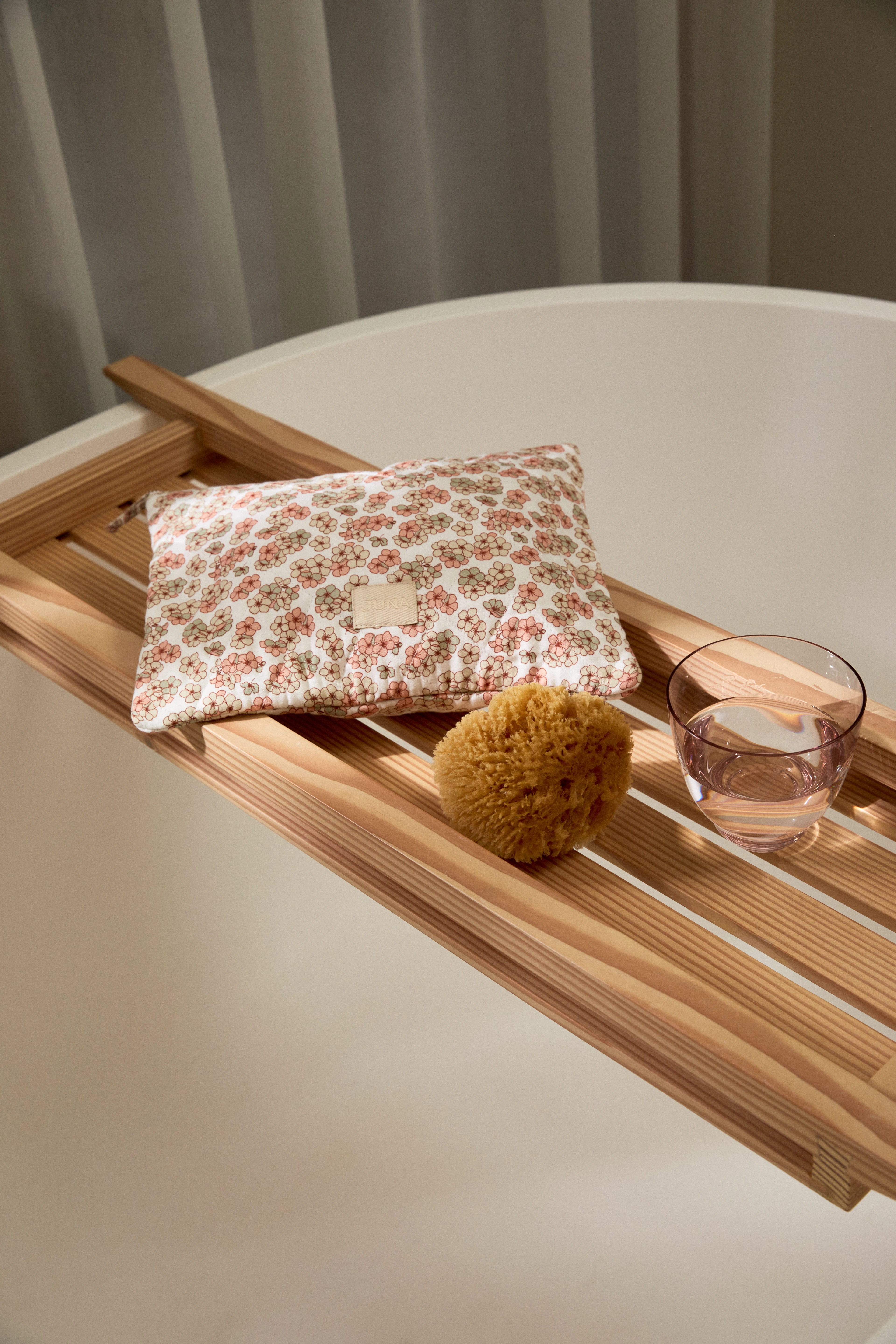 Paula multi-functional sleeve 28x22 cm von JUNA in der Farbe Weiss/Rosa, hergestellt aus Baumwolle