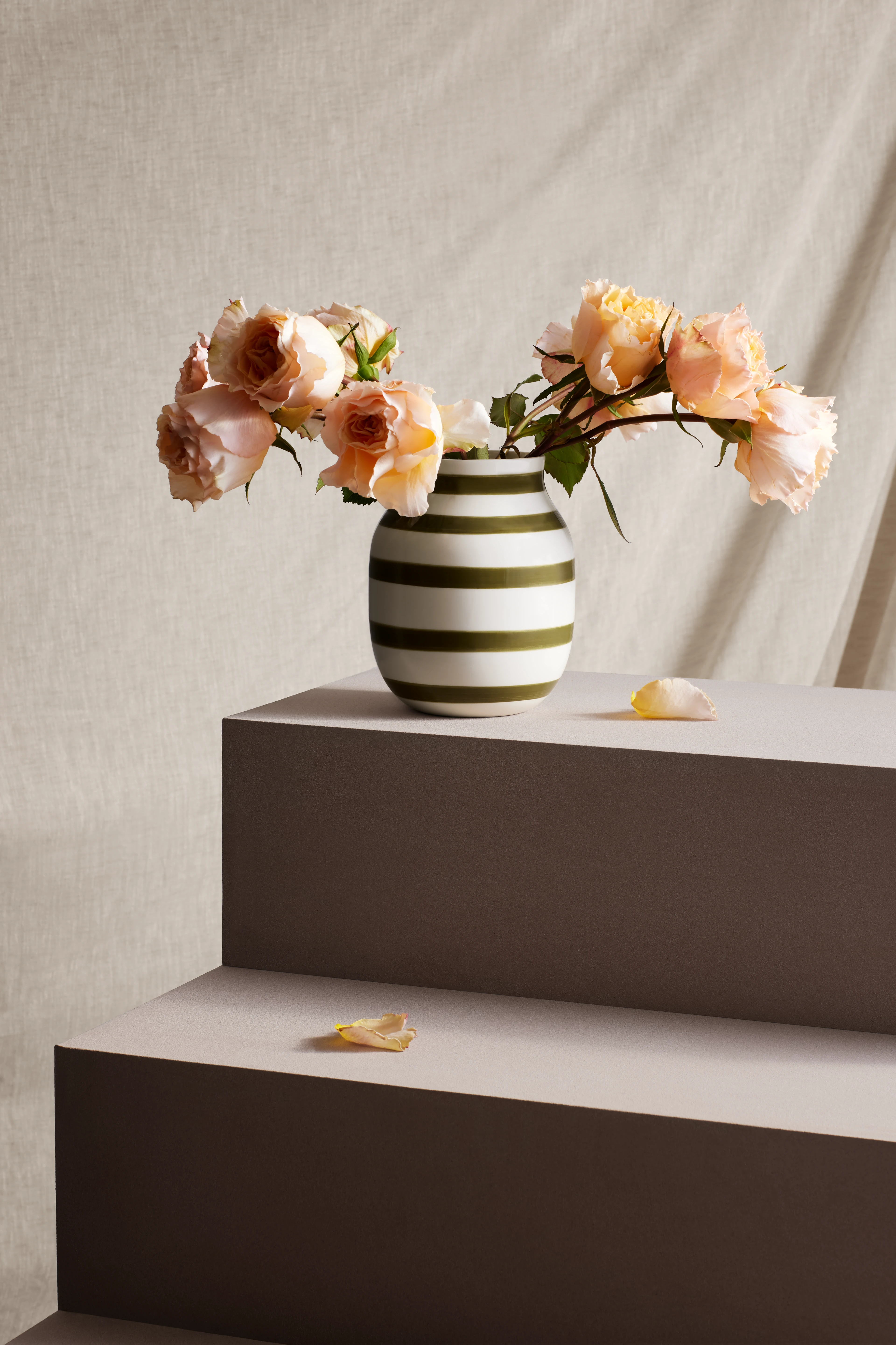 Vase H20 cm fra Kähler i fargen Olivengrønn, laget av Keramikk