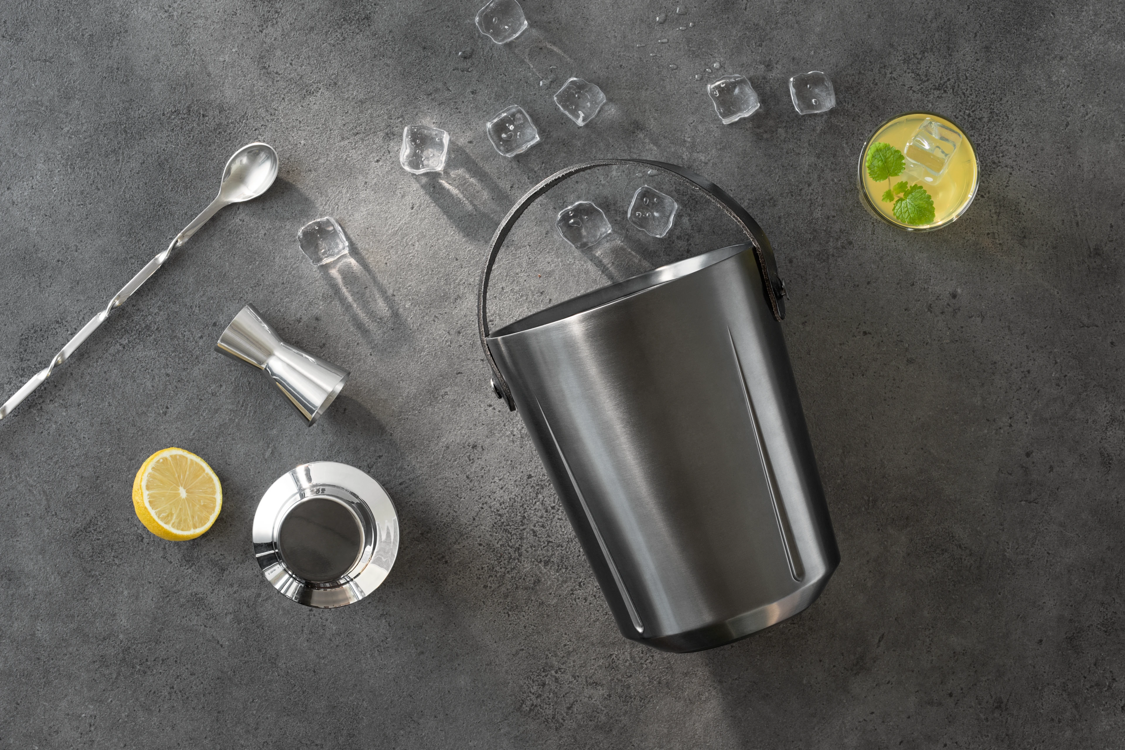 Champagne hink H33 cm från Rosendahl i färgen Gun Metallic, tillverkad av Metall