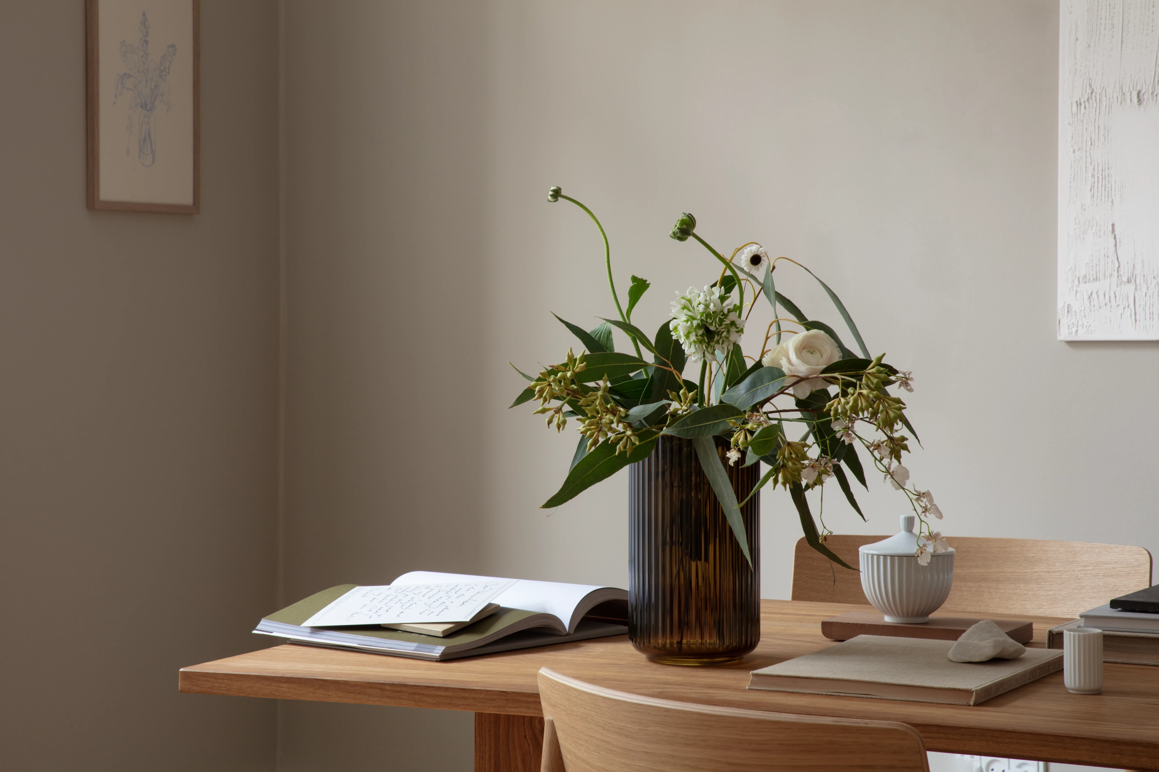 Vase H25 cm von Lyngby Porcelæn in der Farbe Olivgrün, hergestellt aus Glas