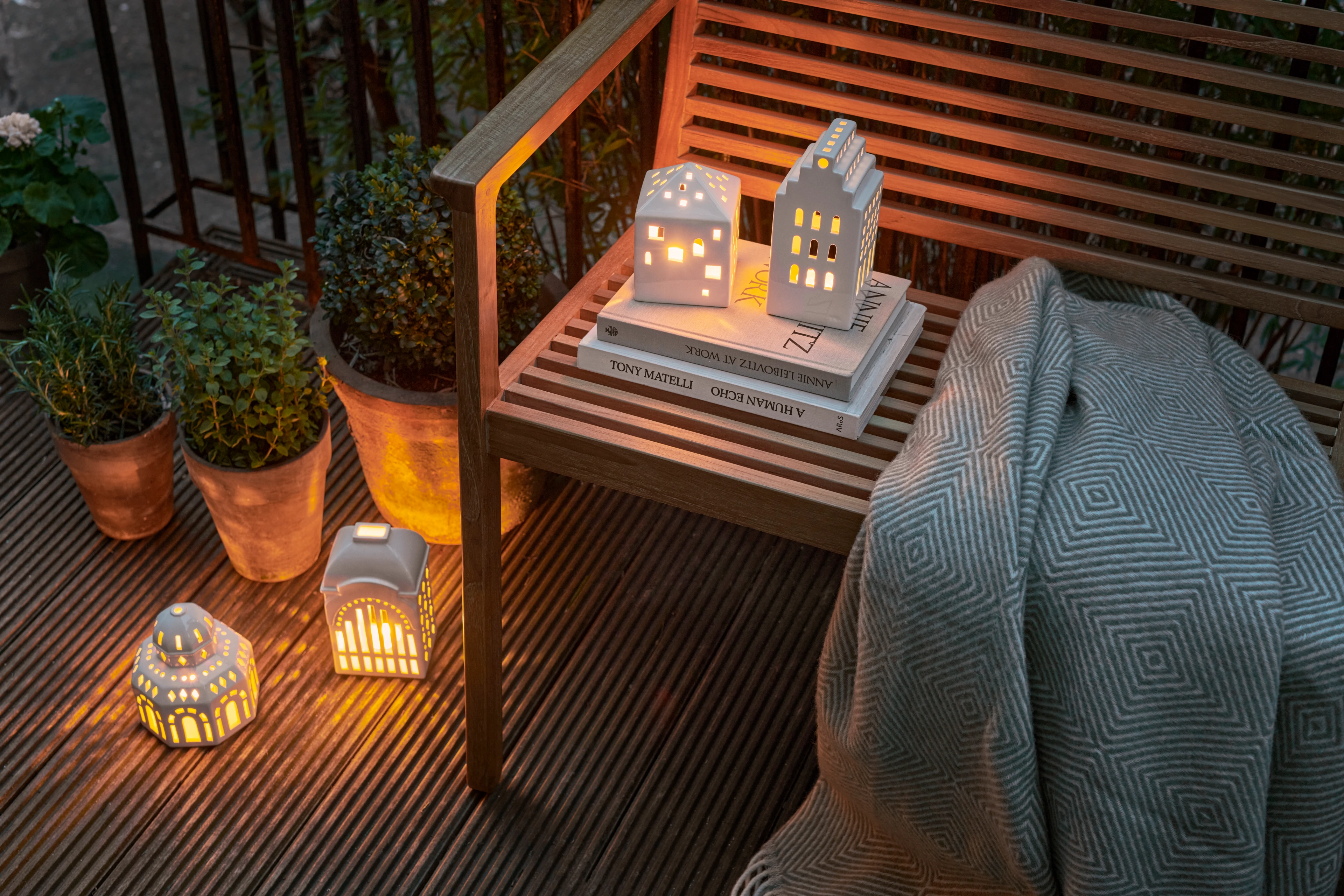 Lyshus Entrance H18.5 fra Kähler i farven Hvid, lavet af Keramik