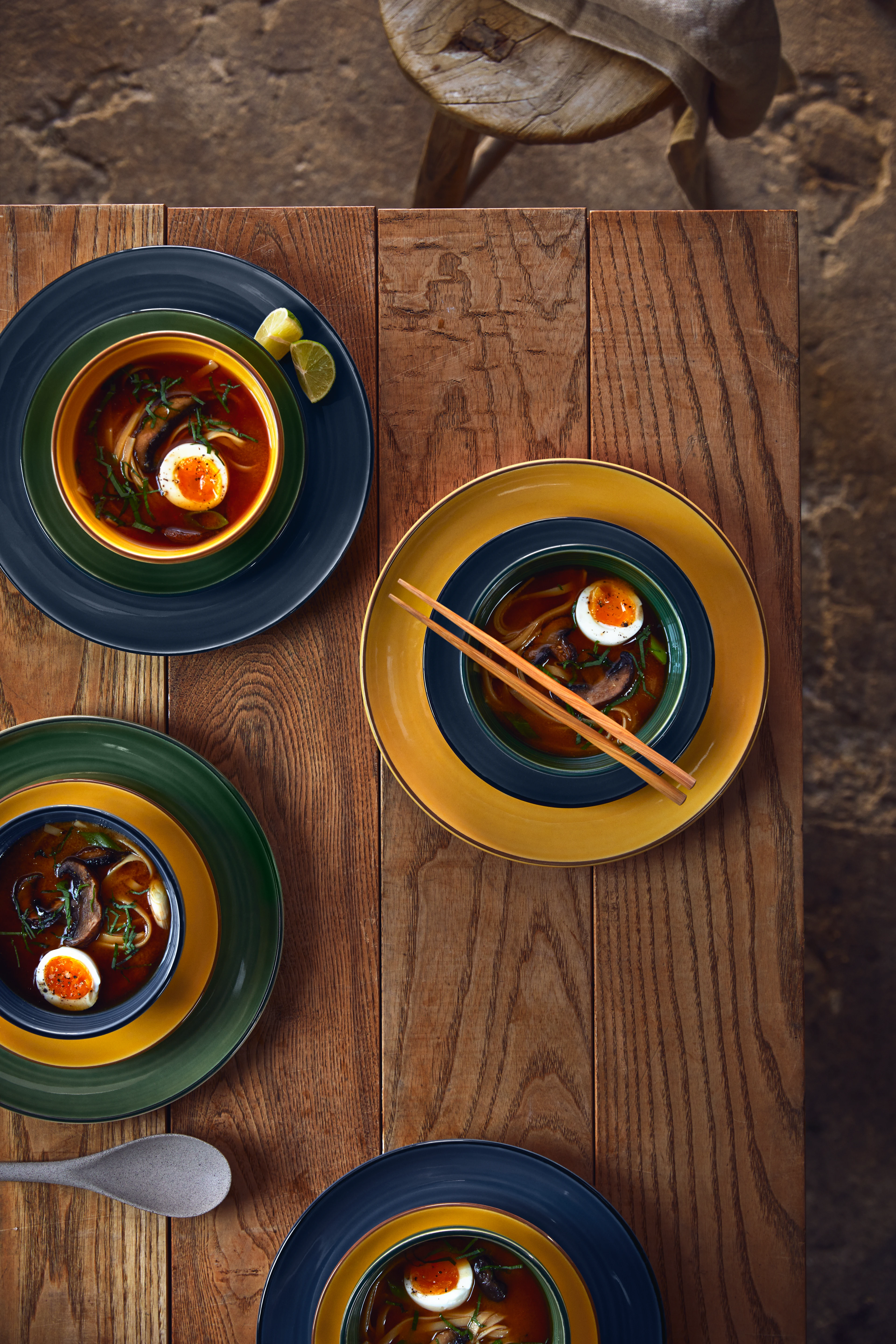 Tallerken Ø27 cm fra Kähler i fargen Saffron yellow, laget av Keramikk