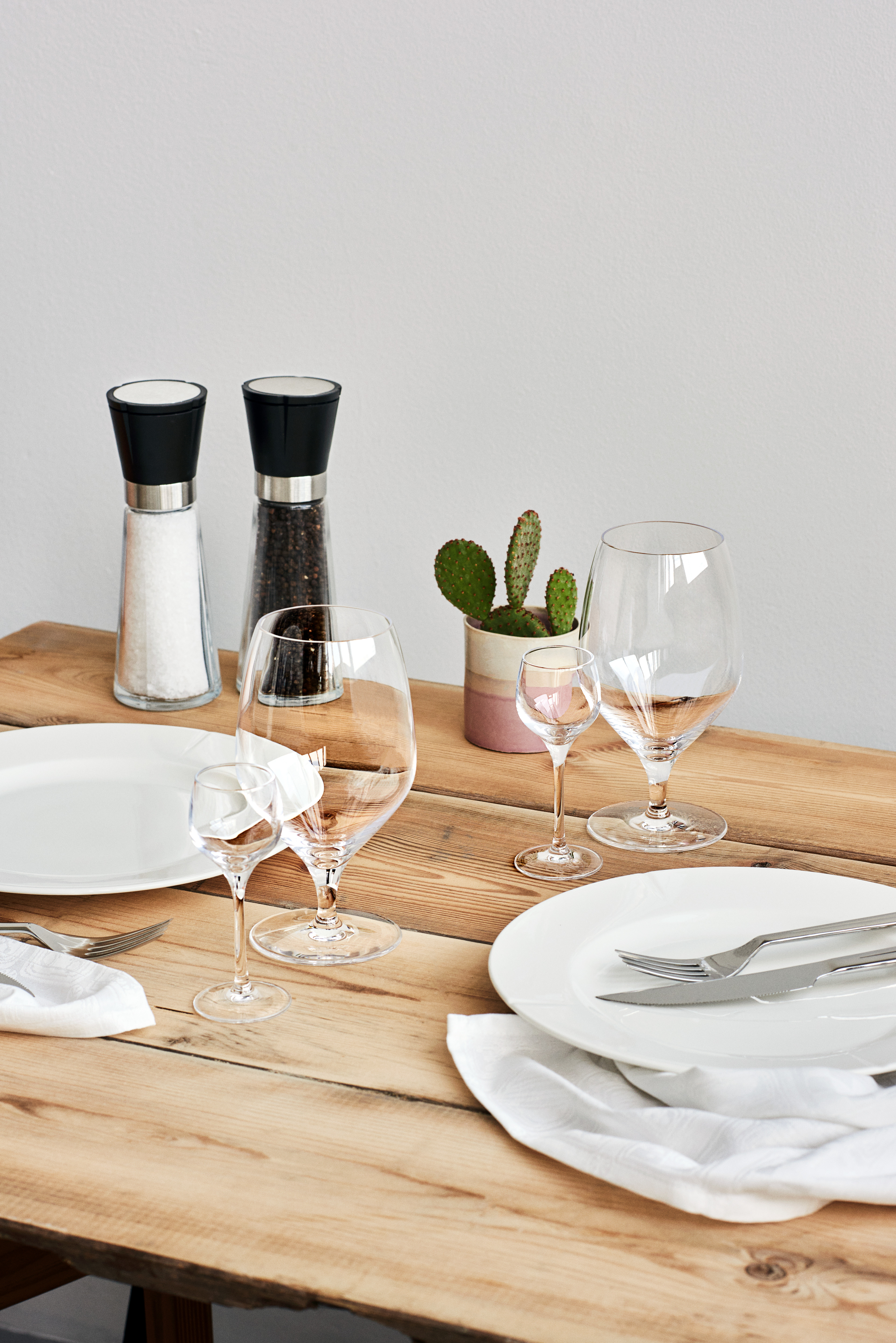 To Premium ølglass fra Rosendahl på bordet sammen med snapseglass, rammer, servise, salt og pepper sett mm.