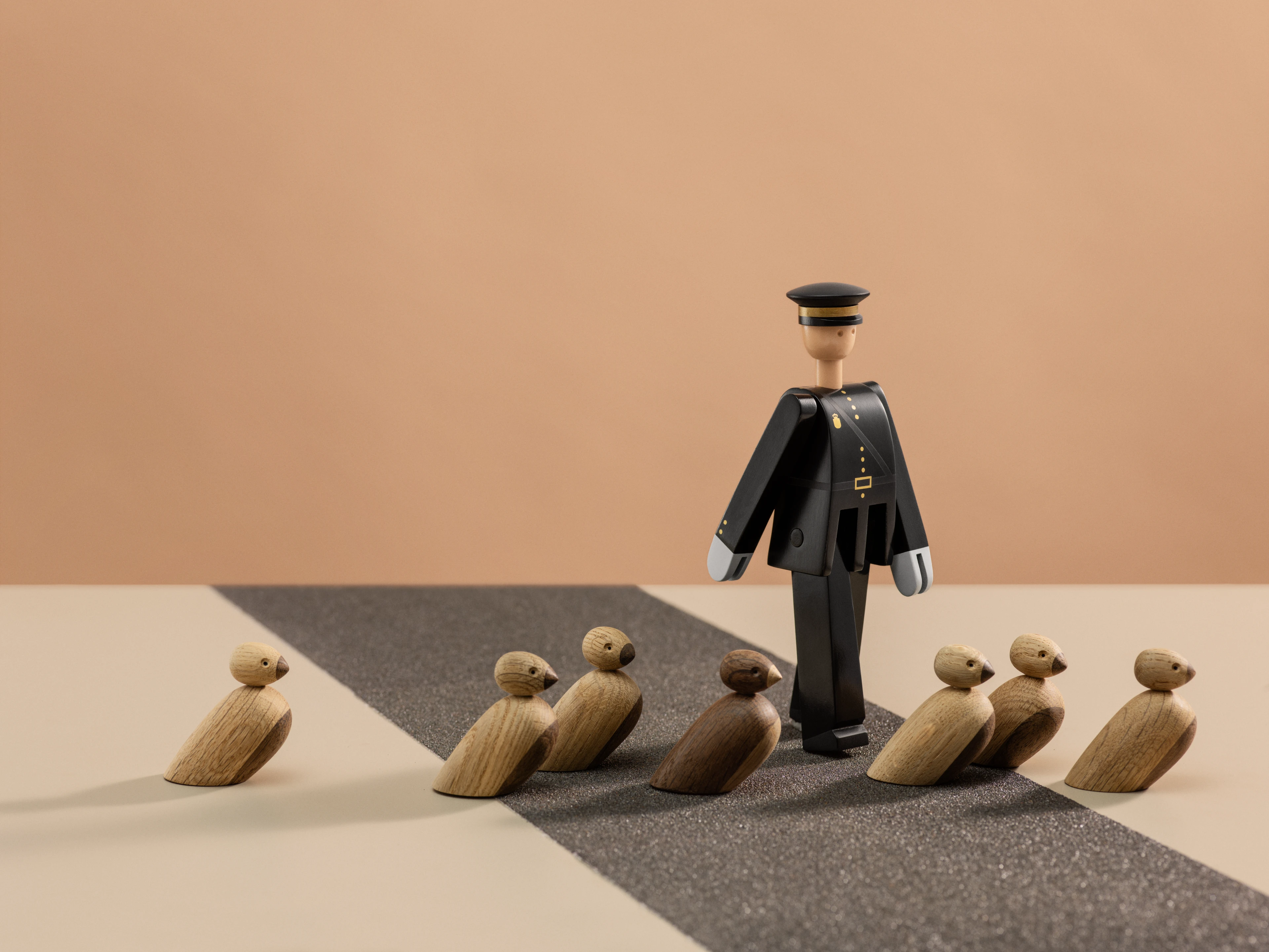 Politimand H20 cm fra Kay Bojesen i farven Sort, lavet af Træ