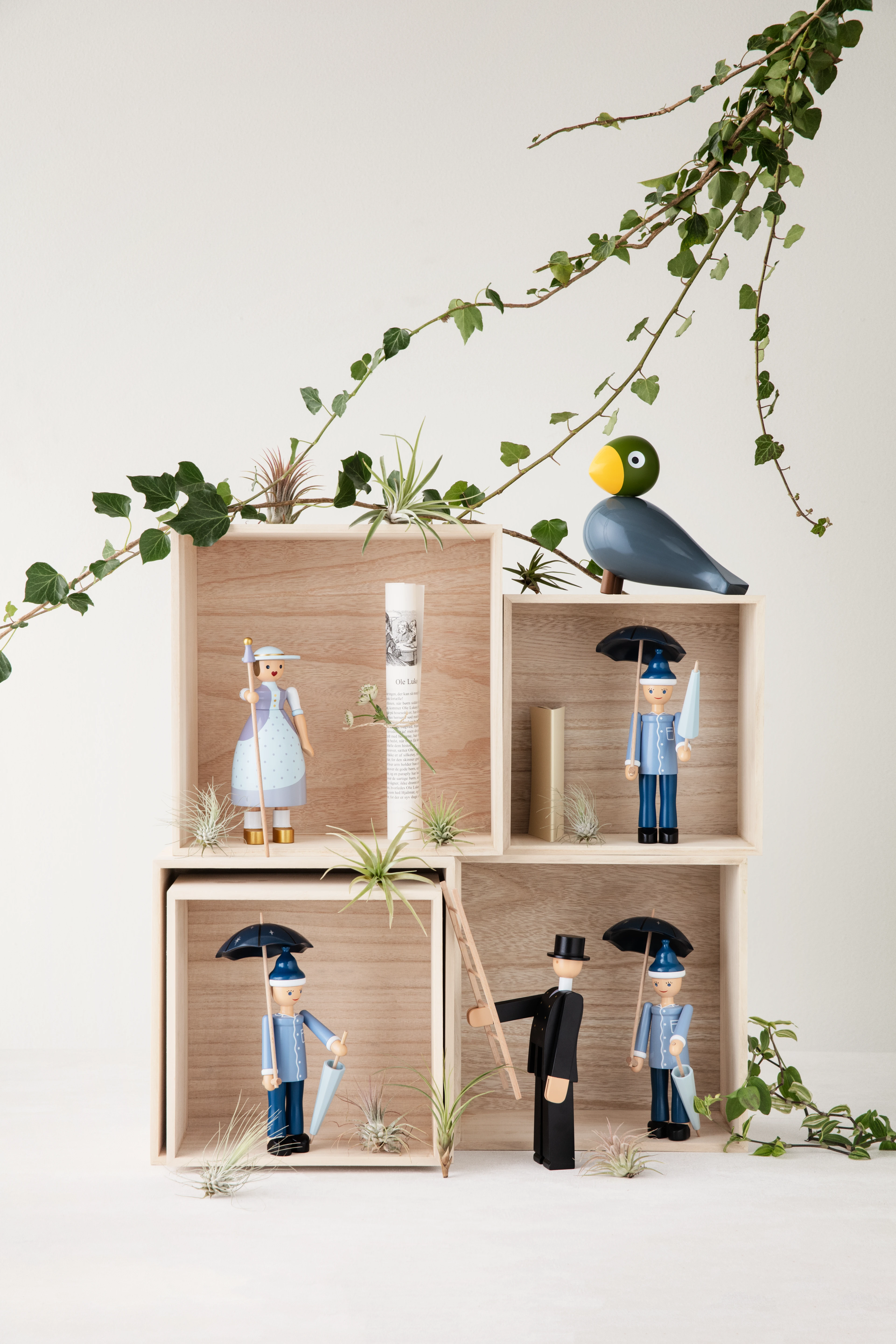 Schäferin H20 von Kay Bojesen in der Farbe Hellblau, hergestellt aus Holz