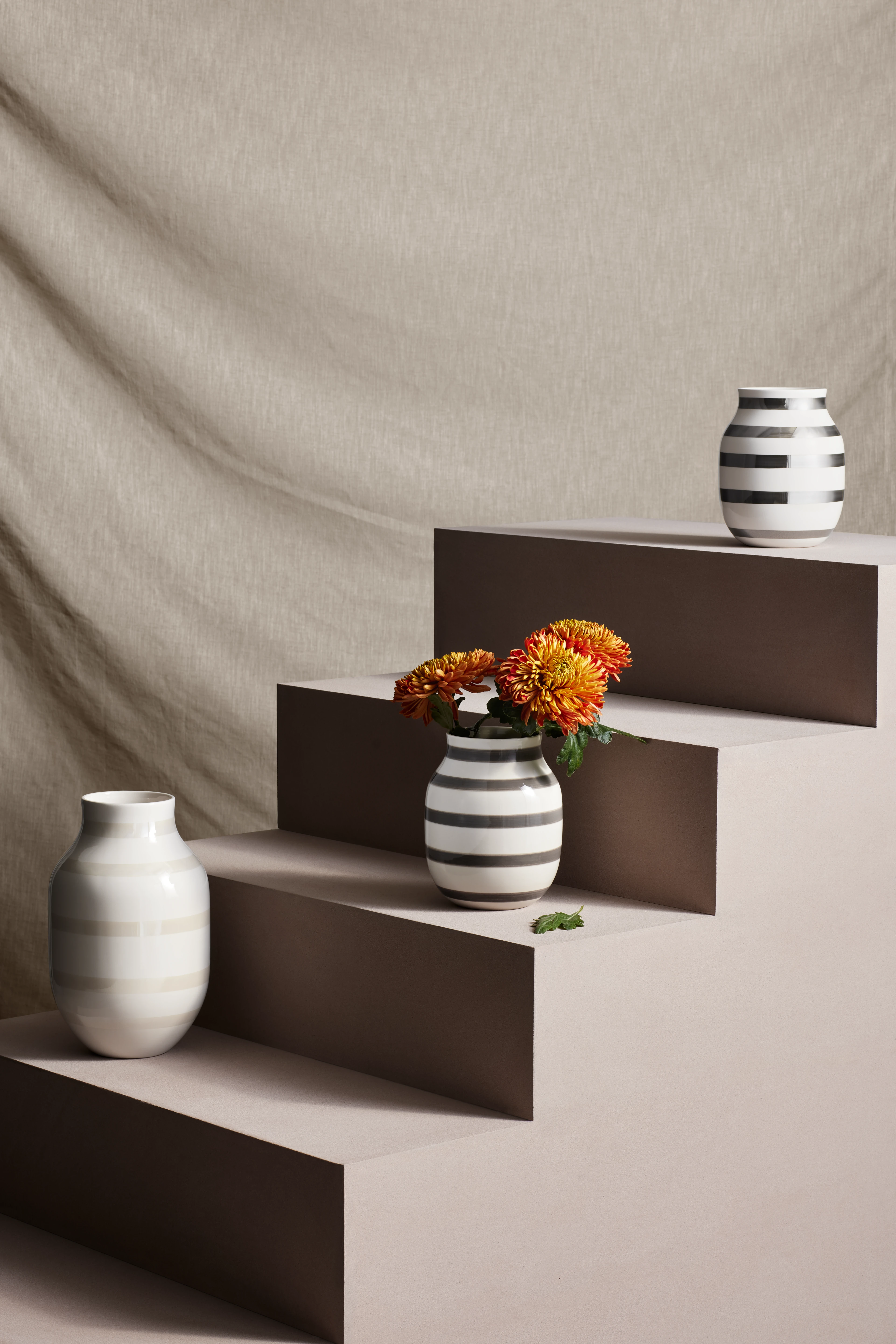 Vase H20 cm von Kähler in der Farbe Warmes Grau, hergestellt aus Keramik