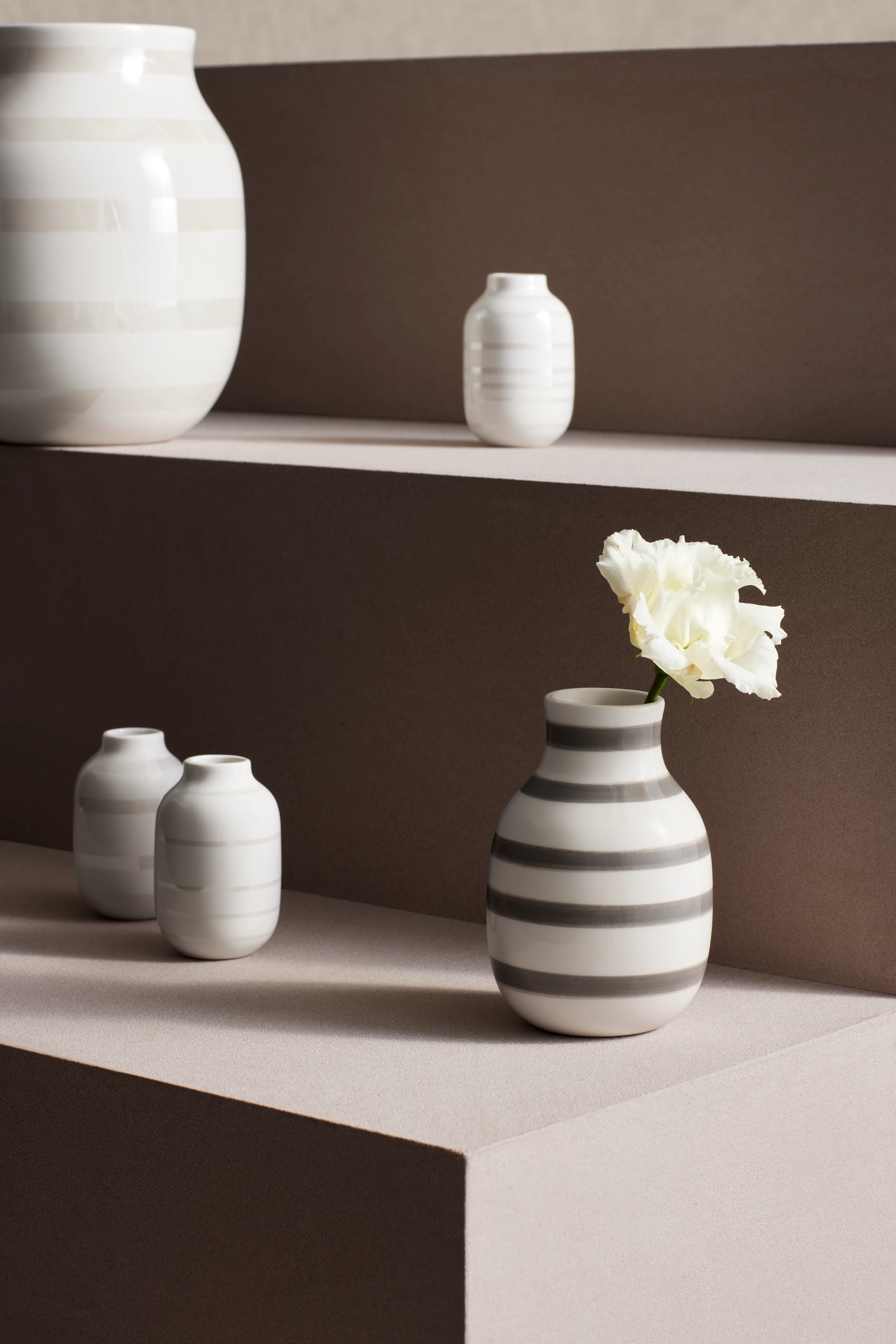 Vase H12.5 cm fra Kähler i fargen Varm grå, laget av Keramikk