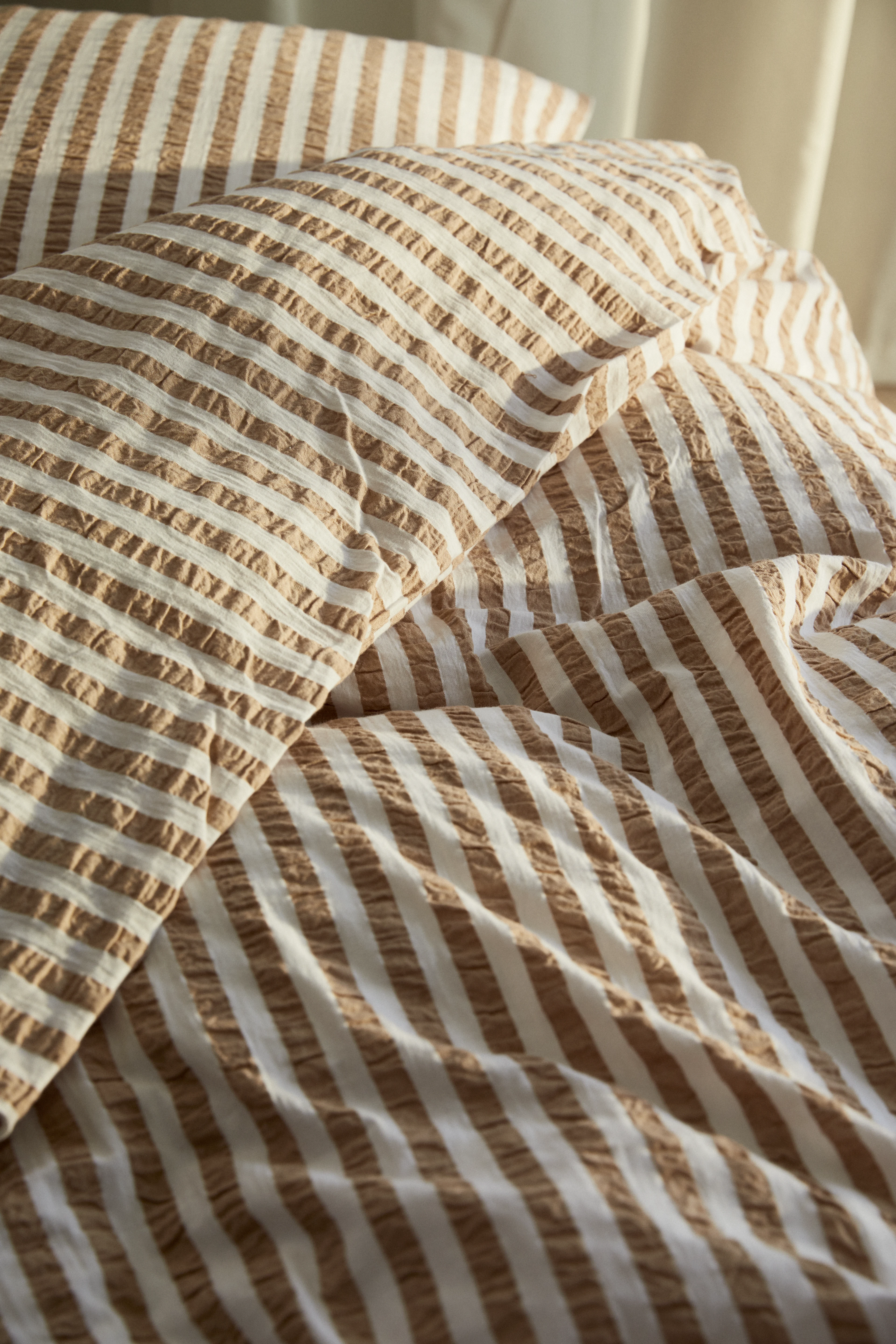 Bettwäsche 150x210 cm von JUNA in der Farbe Beige/Weiss, hergestellt aus Baumwolle