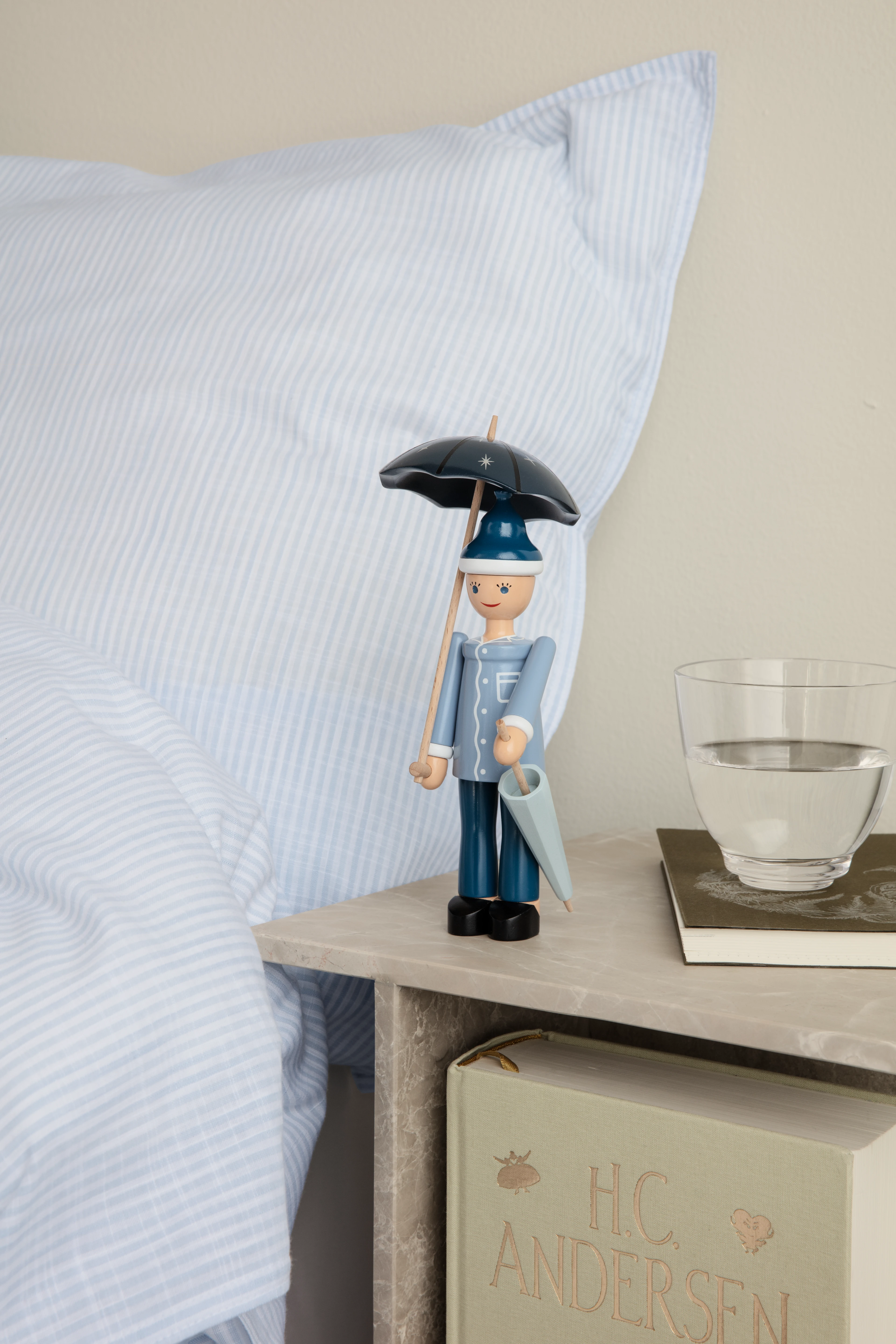 Ole Lukøje H21 fra Kay Bojesen i farven Blå/Lys Blå, lavet af Træ