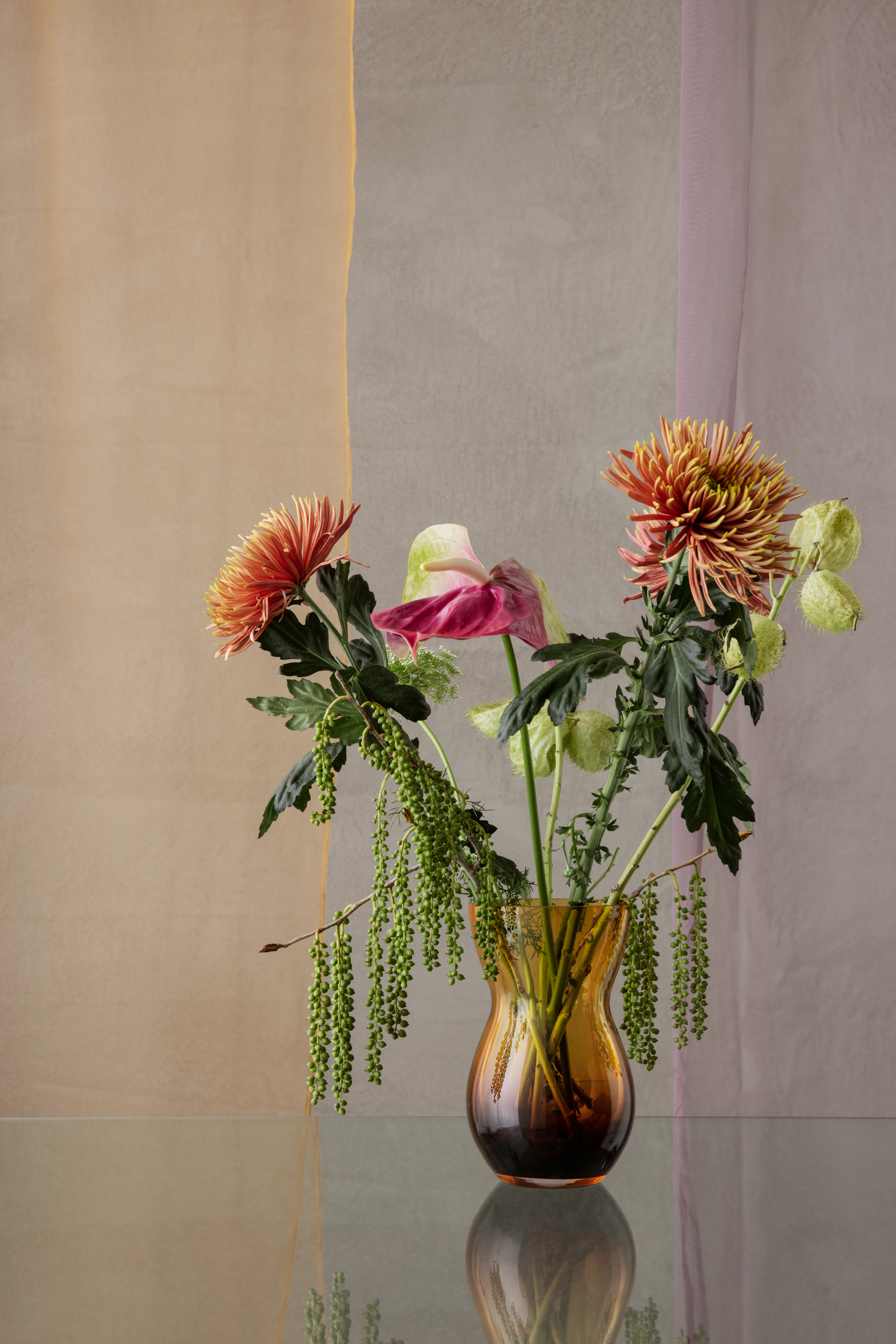 Duo Vas H21 cm från Holmegaard i färgen Burgundy/Amber, tillverkad av Glas