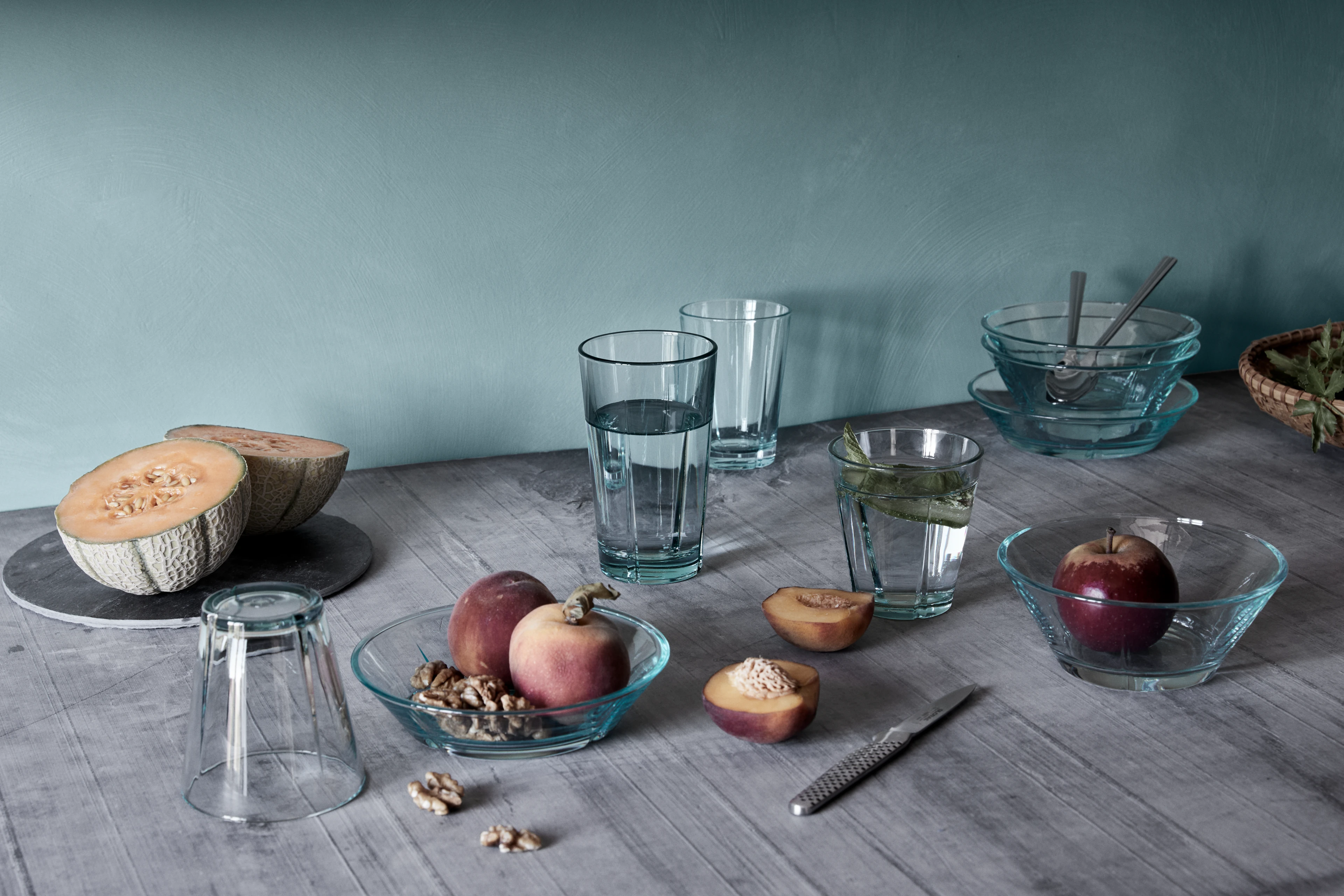 Lyngby Porcelæn hvit kanne på bord med glass, klassisk dansk design i minimalistisk stil