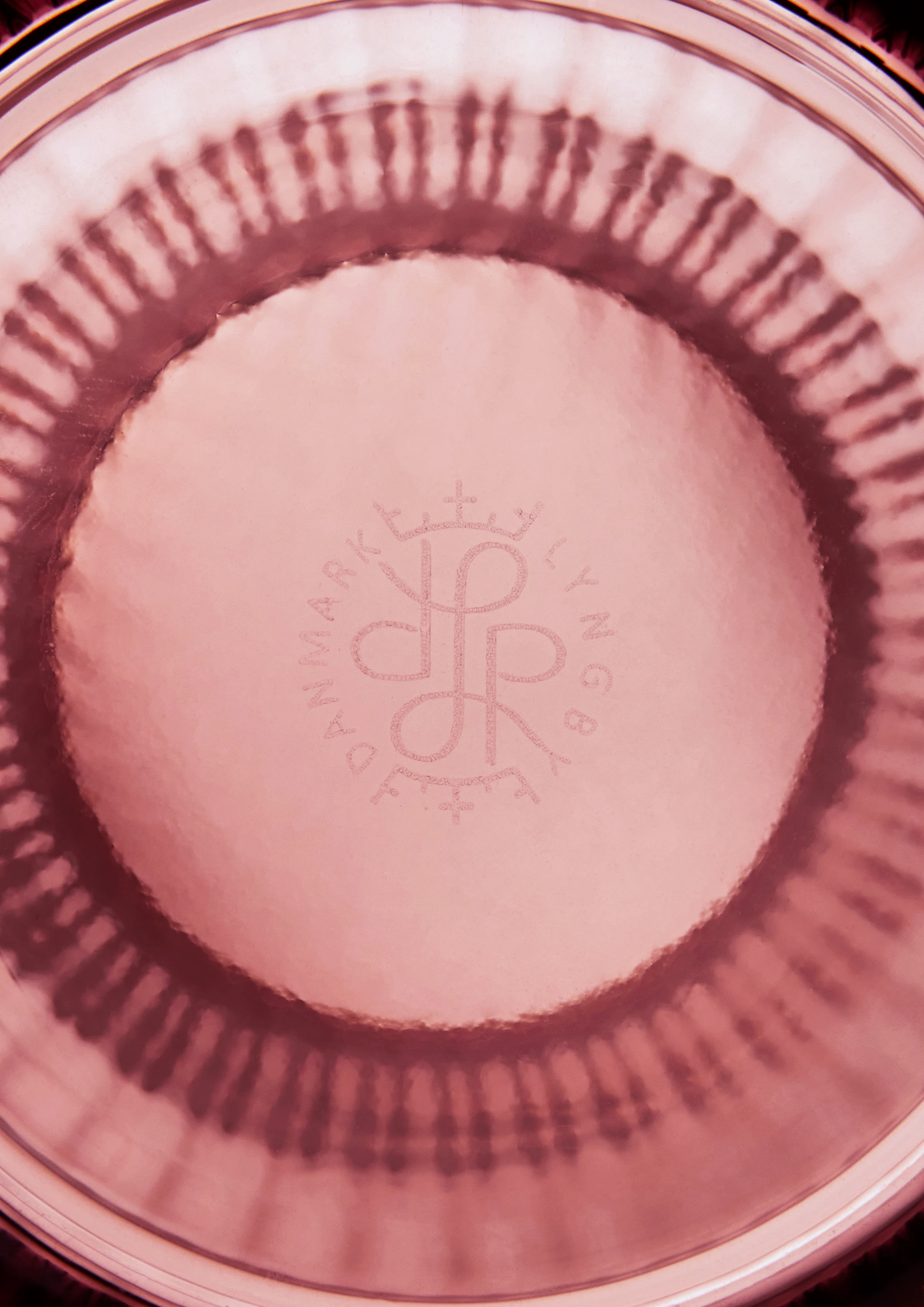 Vas H20.5 cm från Lyngby Porcelæn i färgen Burgundy, tillverkad av Glas