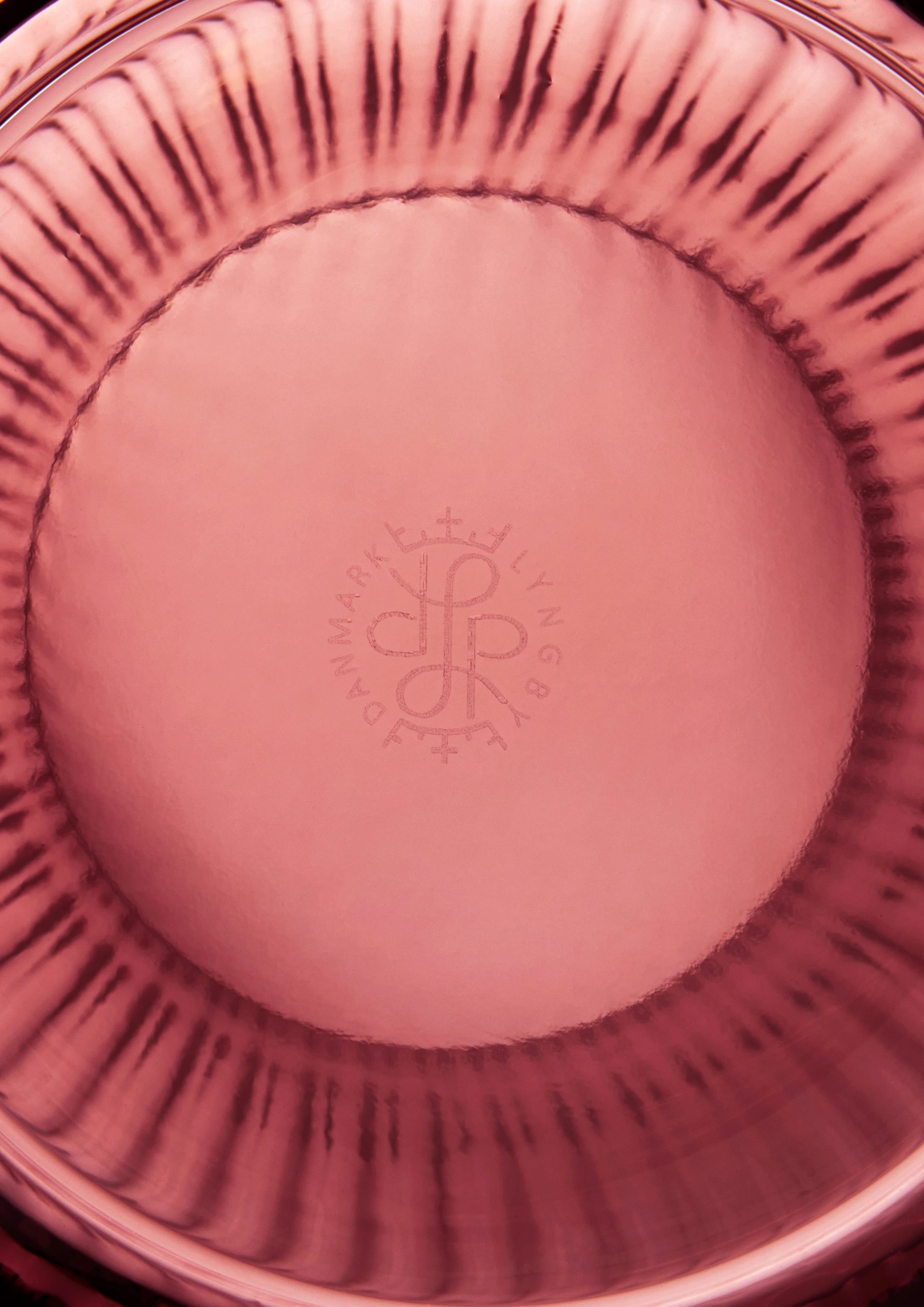 Vas H25 cm från Lyngby Porcelæn i färgen Burgundy, tillverkad av Glas