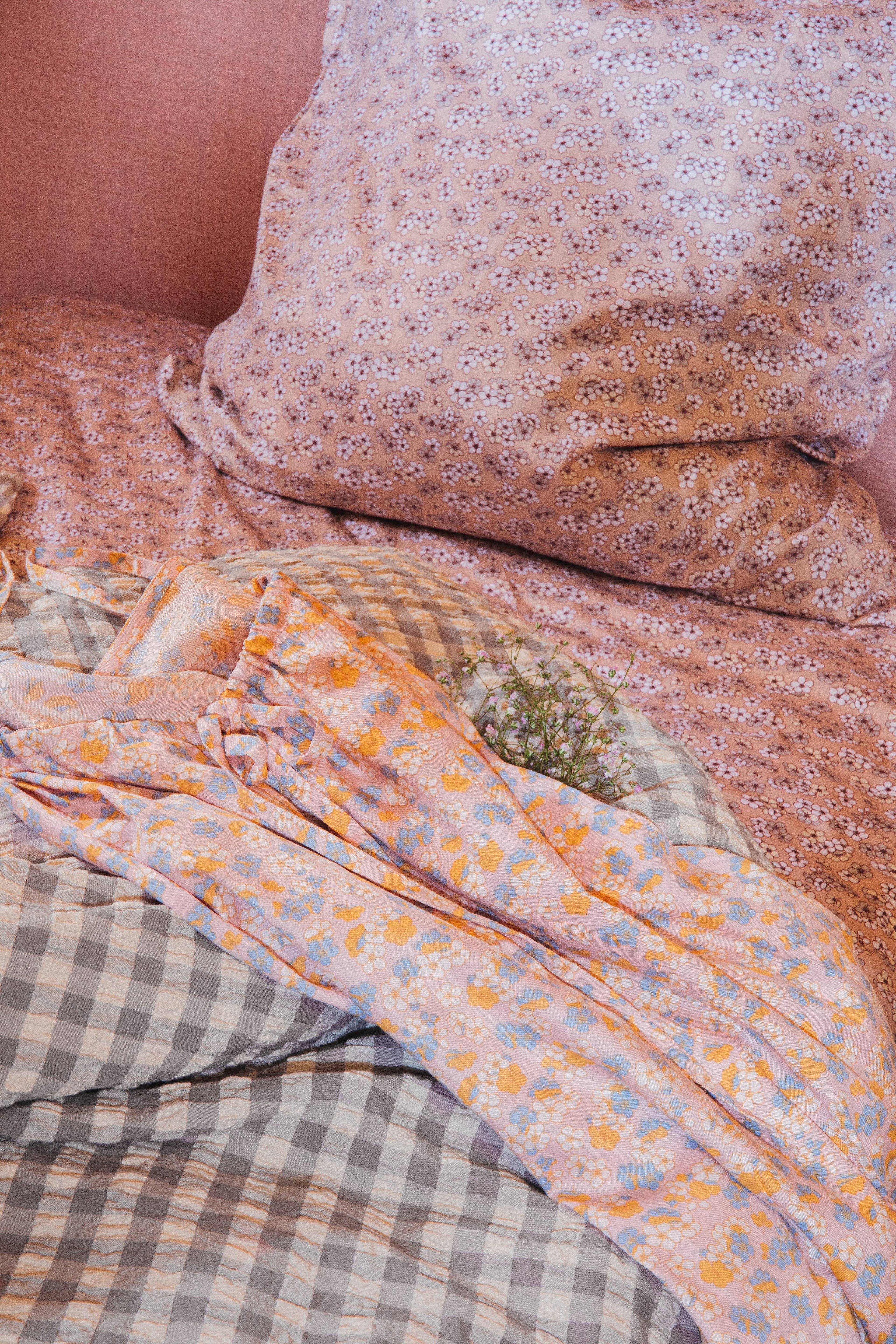 Juna  baekbolge-pleasantly monochrome beddings pajamas on bed