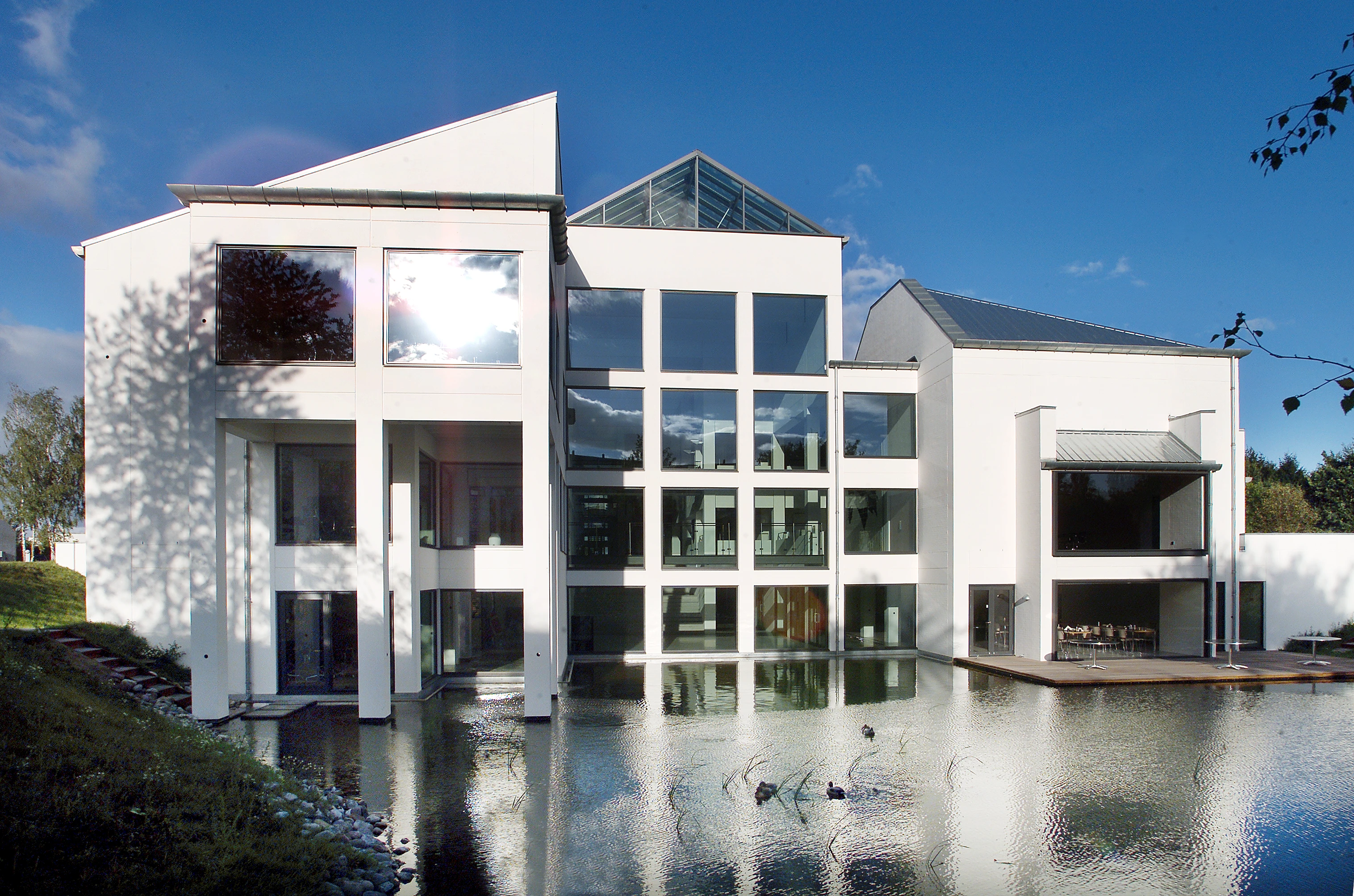 The Rosendahl Design Group building with the lake in front