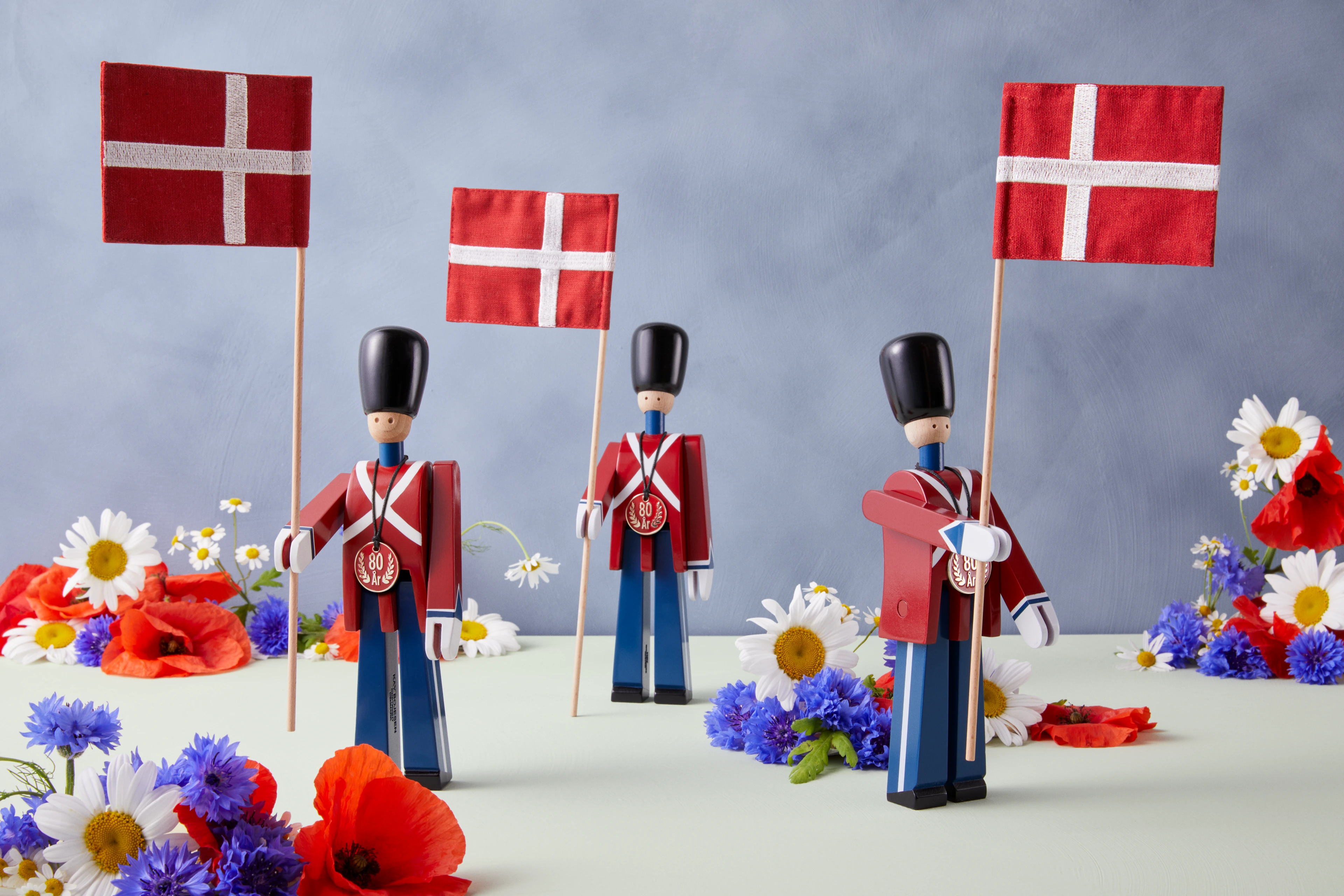 Kay Bojesen Fanebærer Jubilæum lille rød/blå/hvid - Køb her