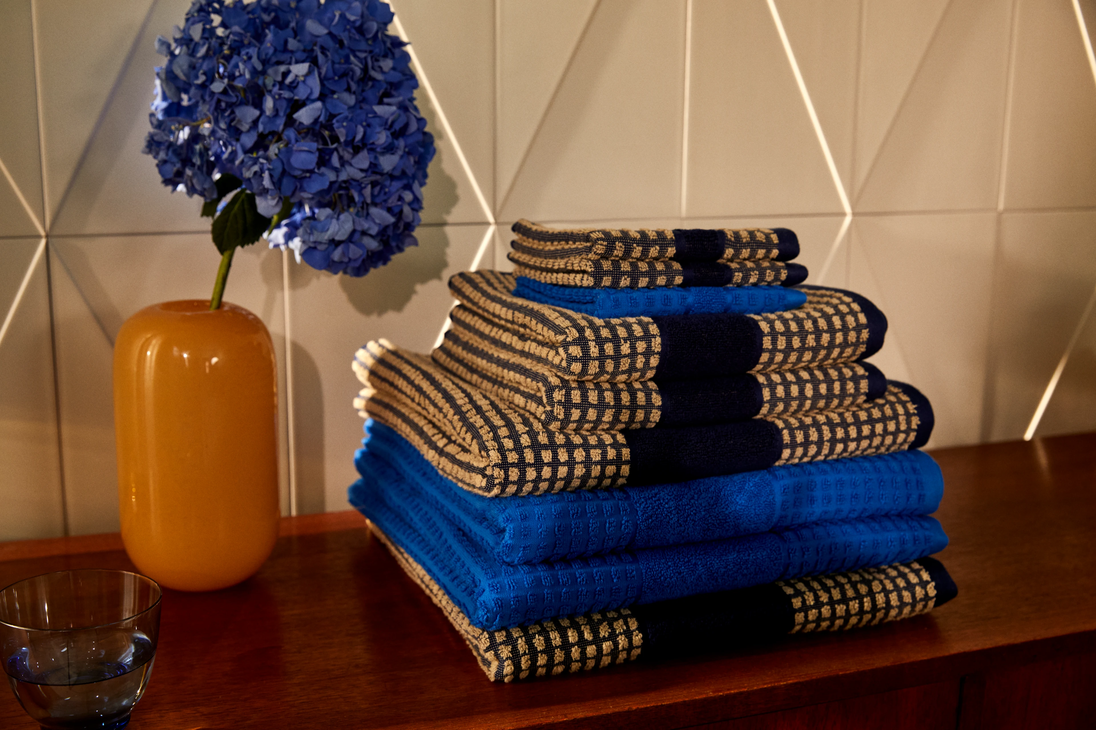 Towel 70x140 cm from JUNA in Dark blue/Sand color, made of Cotton