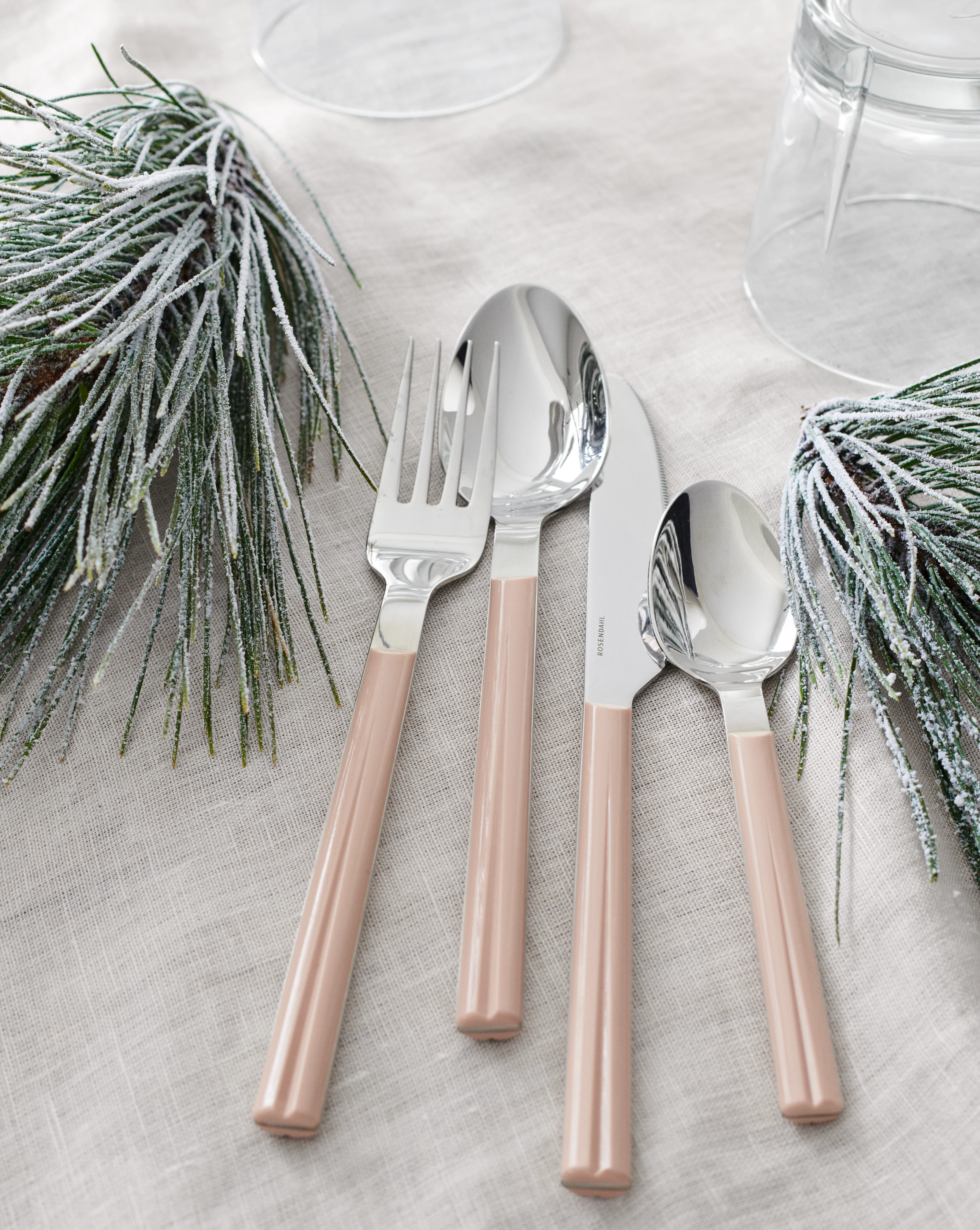 Bistro Cutlery set 16 parts from Rosendahl in Blush color, made of Metal