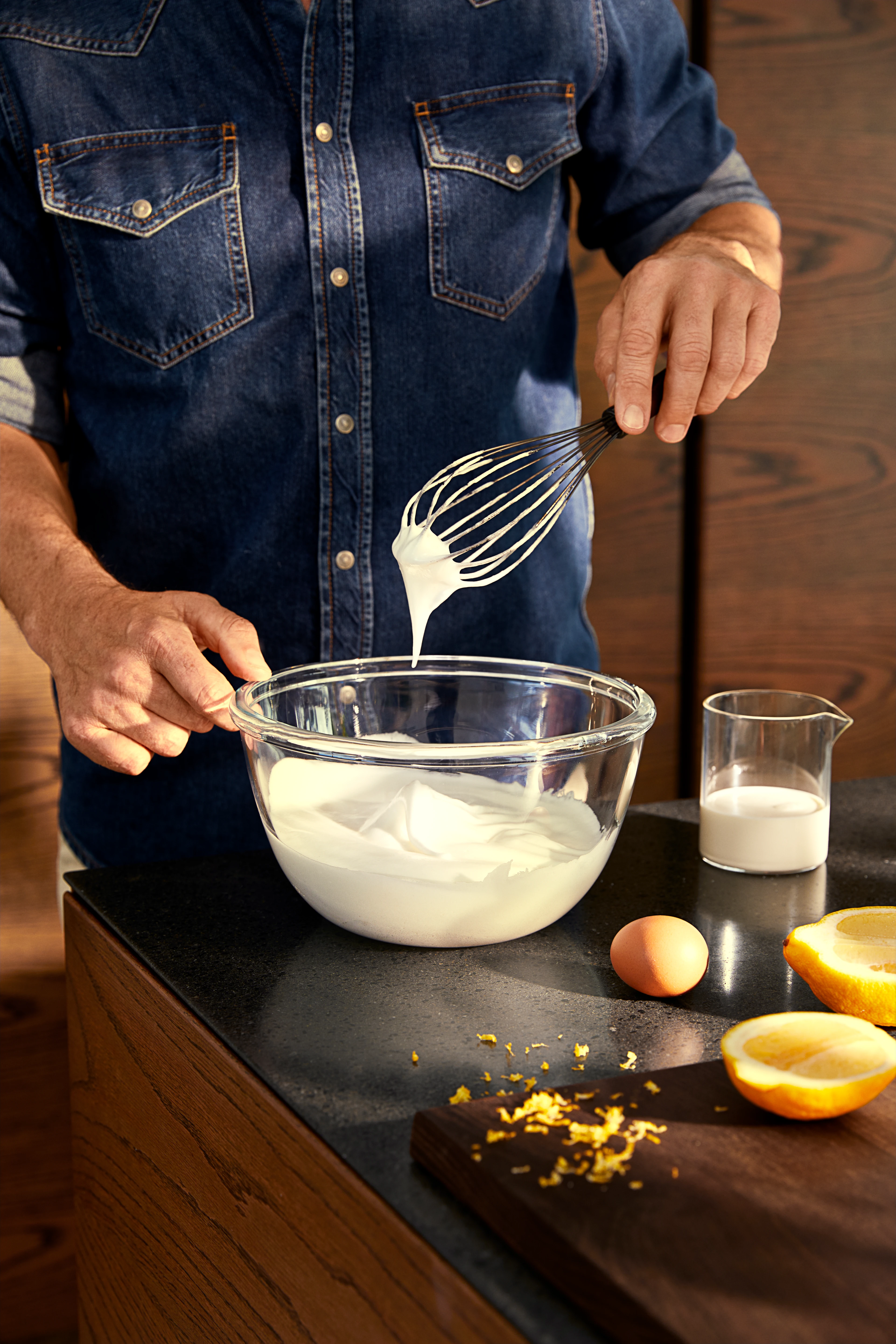 Whisk från Rosendahl i färgen Thermo ash/Gun Metallic, tillverkad av Metall