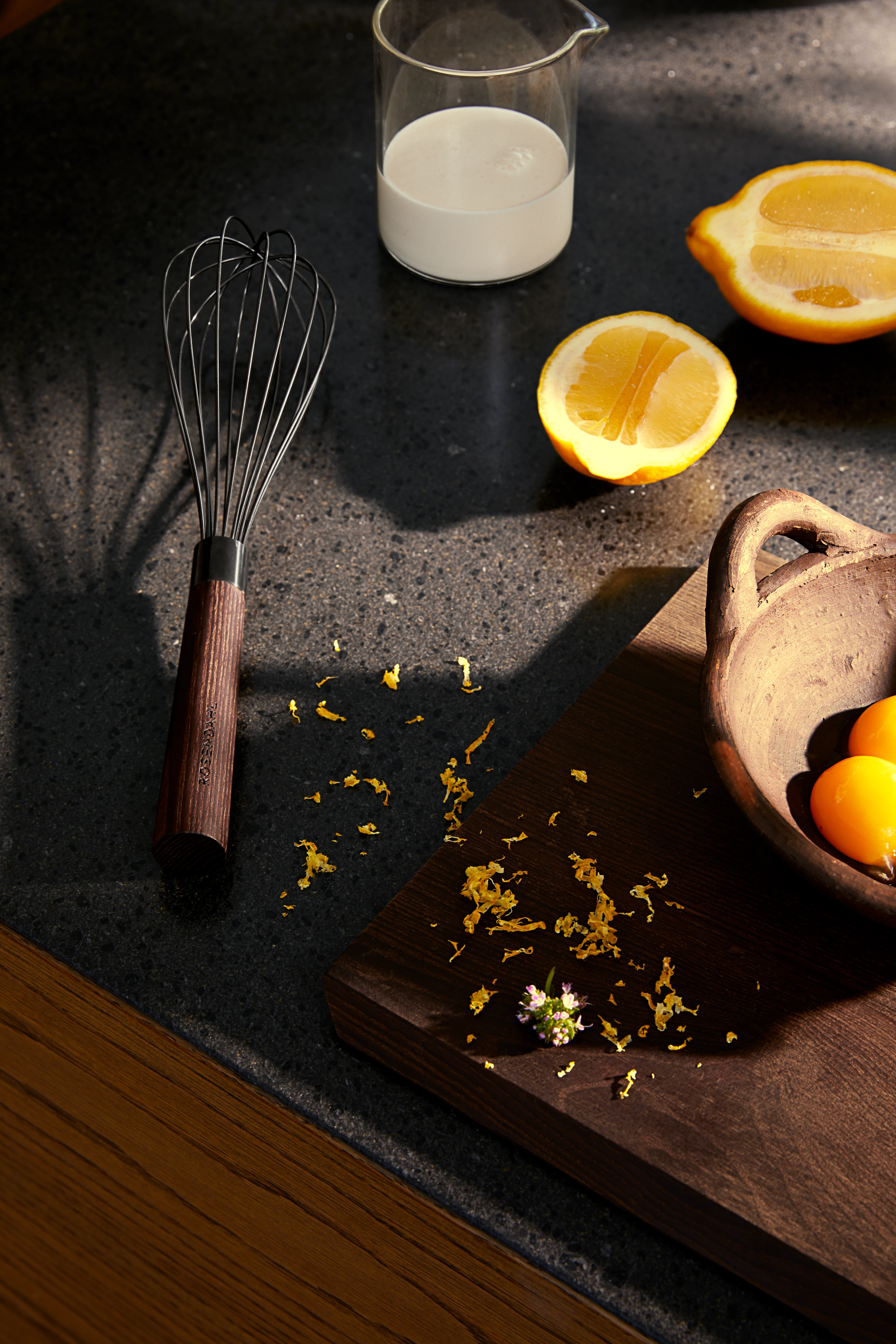 Whisk från Rosendahl i färgen Thermo ash/Gun Metallic, tillverkad av Metall