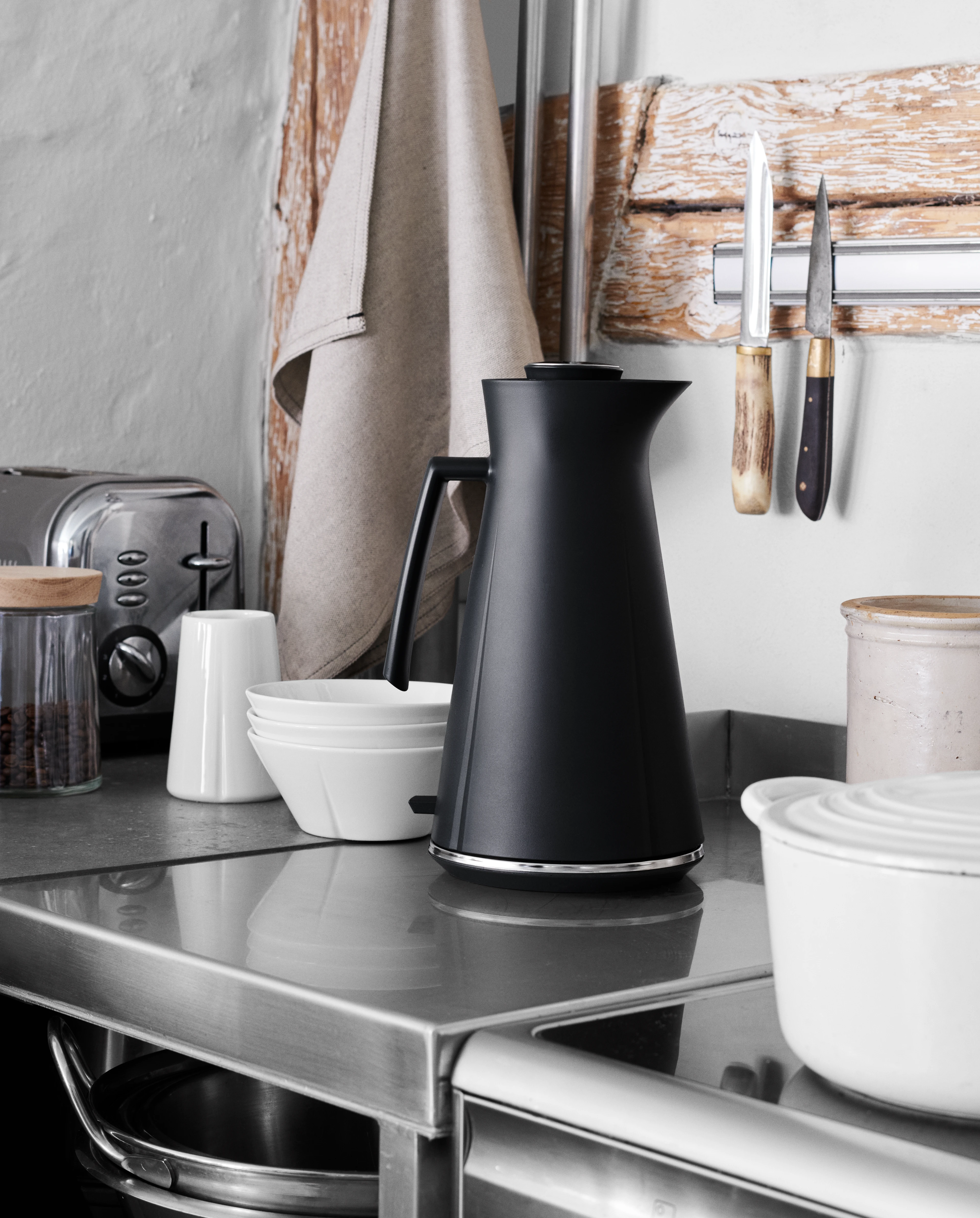 Electric kettle 1,4 l from Rosendahl in Black/Steel color, made of Plastic