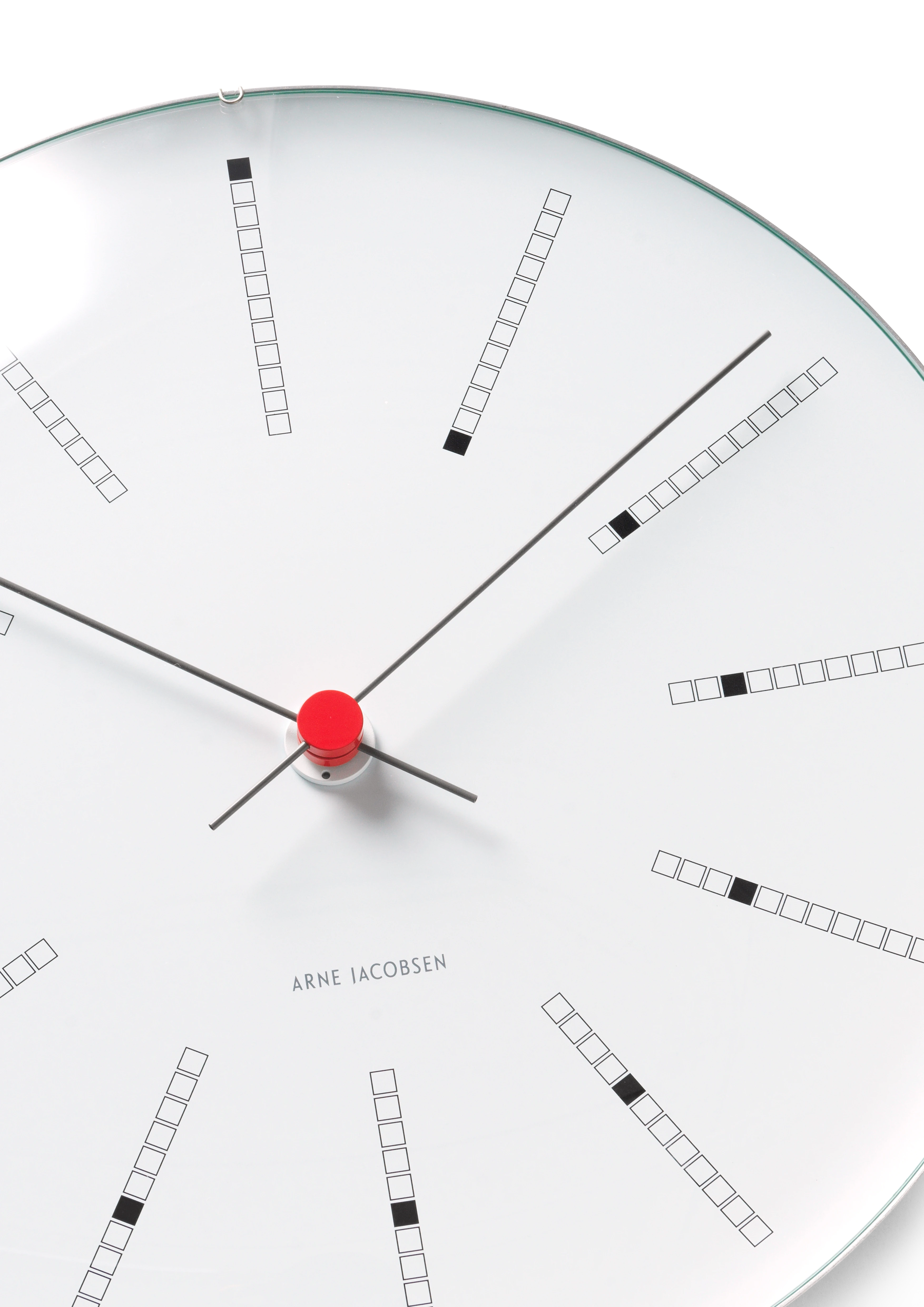 Väggur Ø29 cm från Arne Jacobsen i färgen Vit/Svart/Röd, tillverkad av Metall