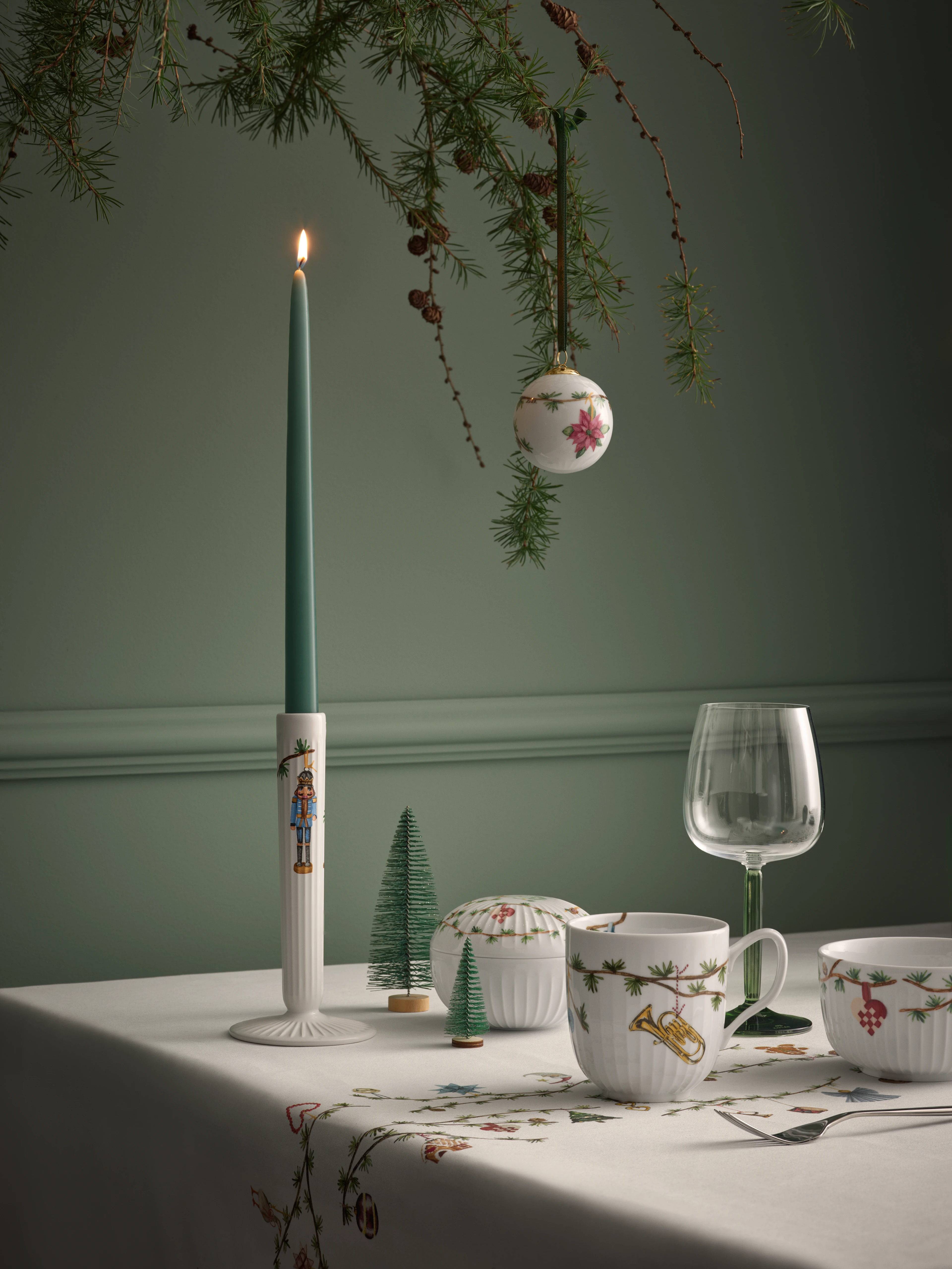 Kerzenständer H20 cm von Kähler in der Farbe Weiss mit Dekoration, hergestellt aus Keramik