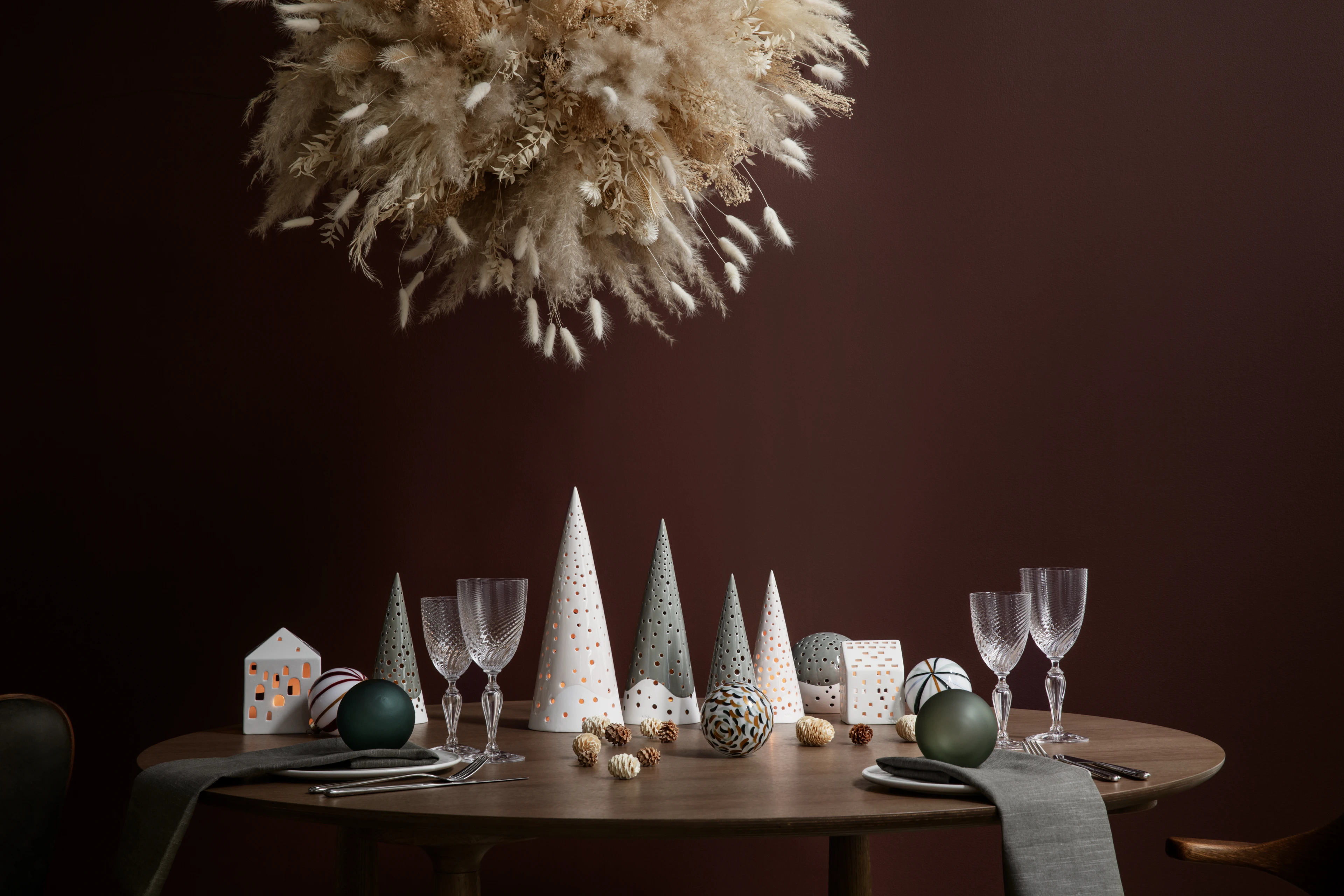 Ljuslykta hög H19 cm från Kähler i färgen Olivgrön, tillverkad av Keramik