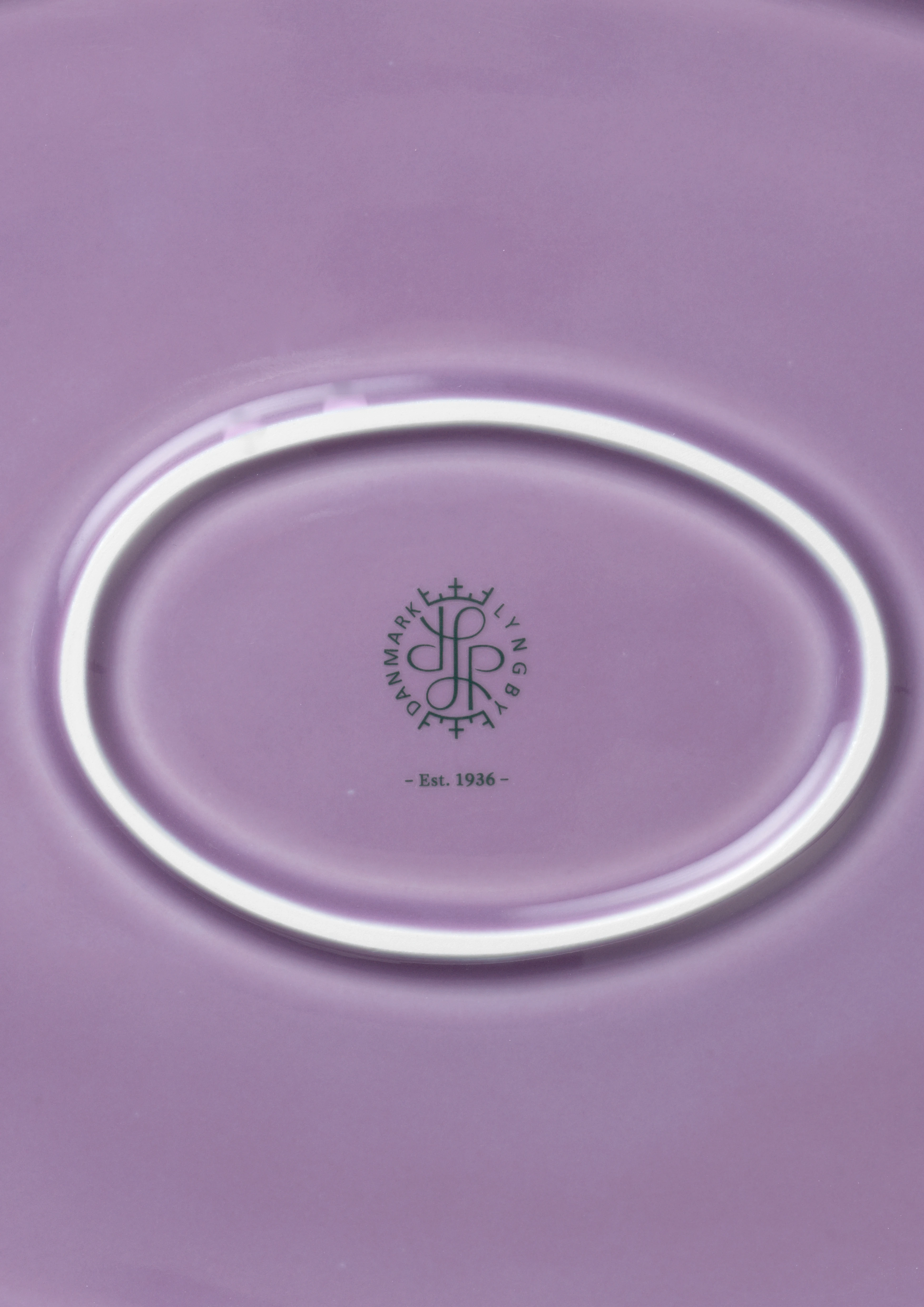 Oval serveringsfat 35x26.5 cm från Lyngby Porcelæn i färgen Lila, tillverkad av Keramik