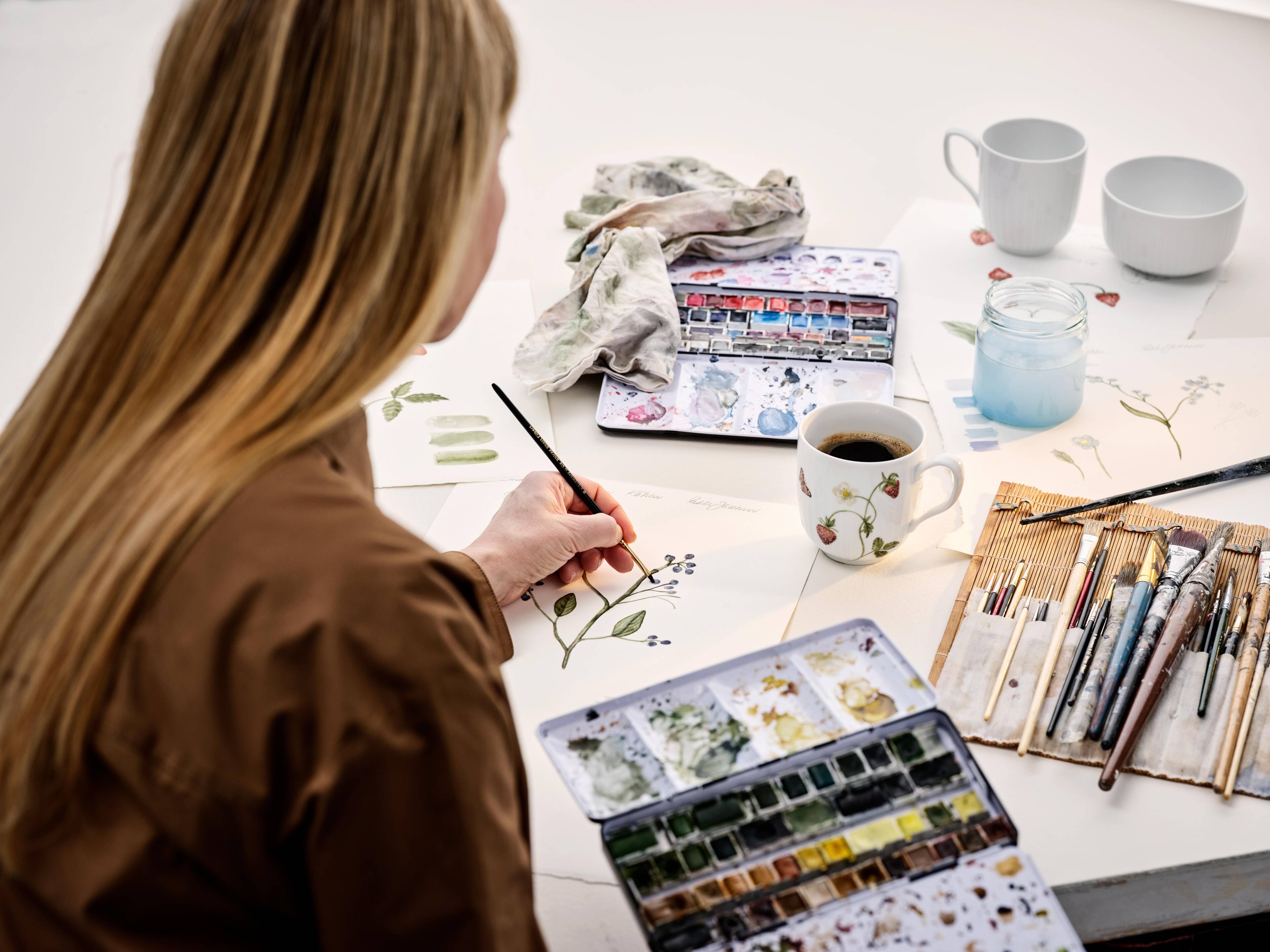 Designer Rikke Jacobsen med stel fra Kähler Hammershøi Poppy