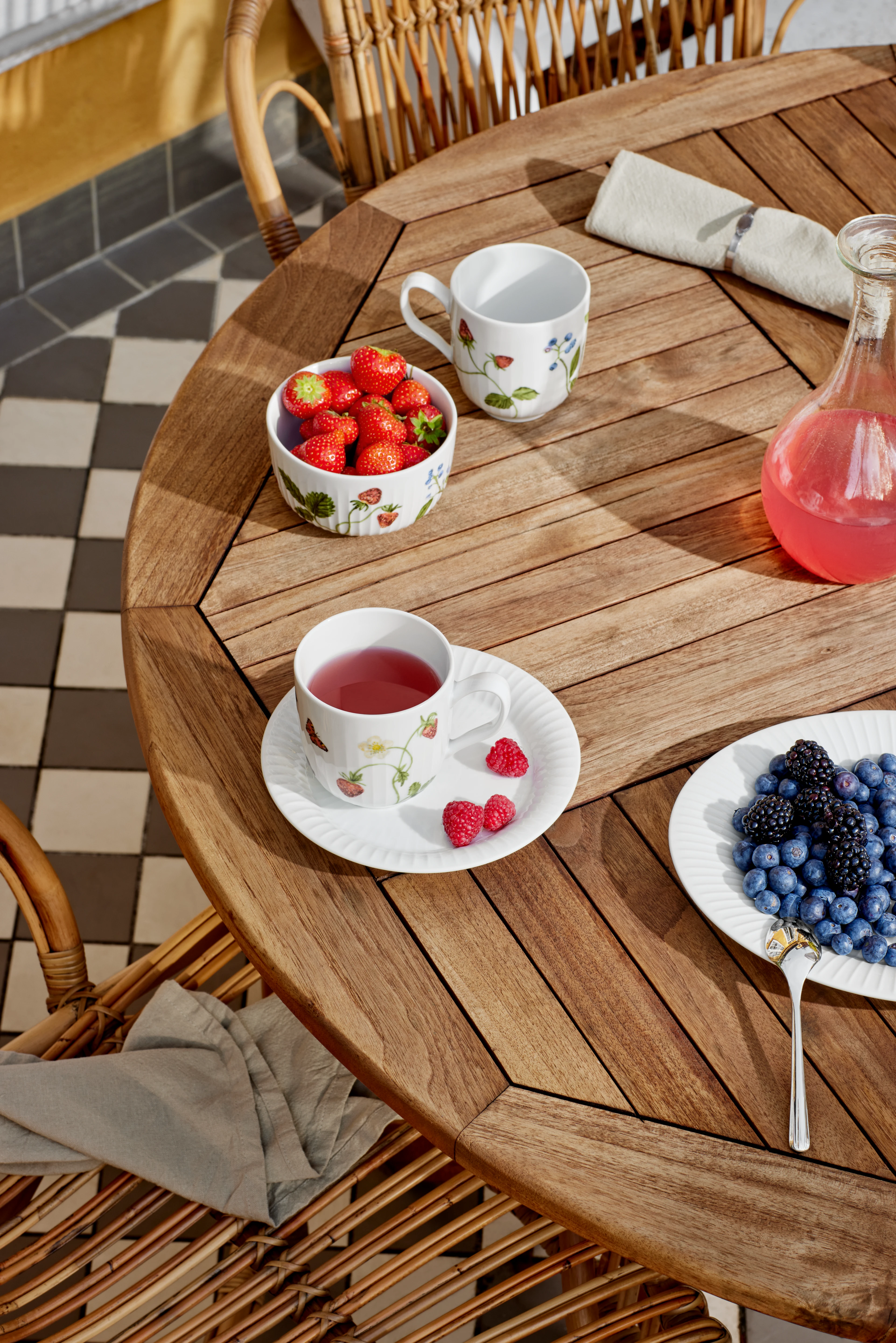 Mugg 33 cl från Kähler i färgen Summer Berries, tillverkad av Keramik
