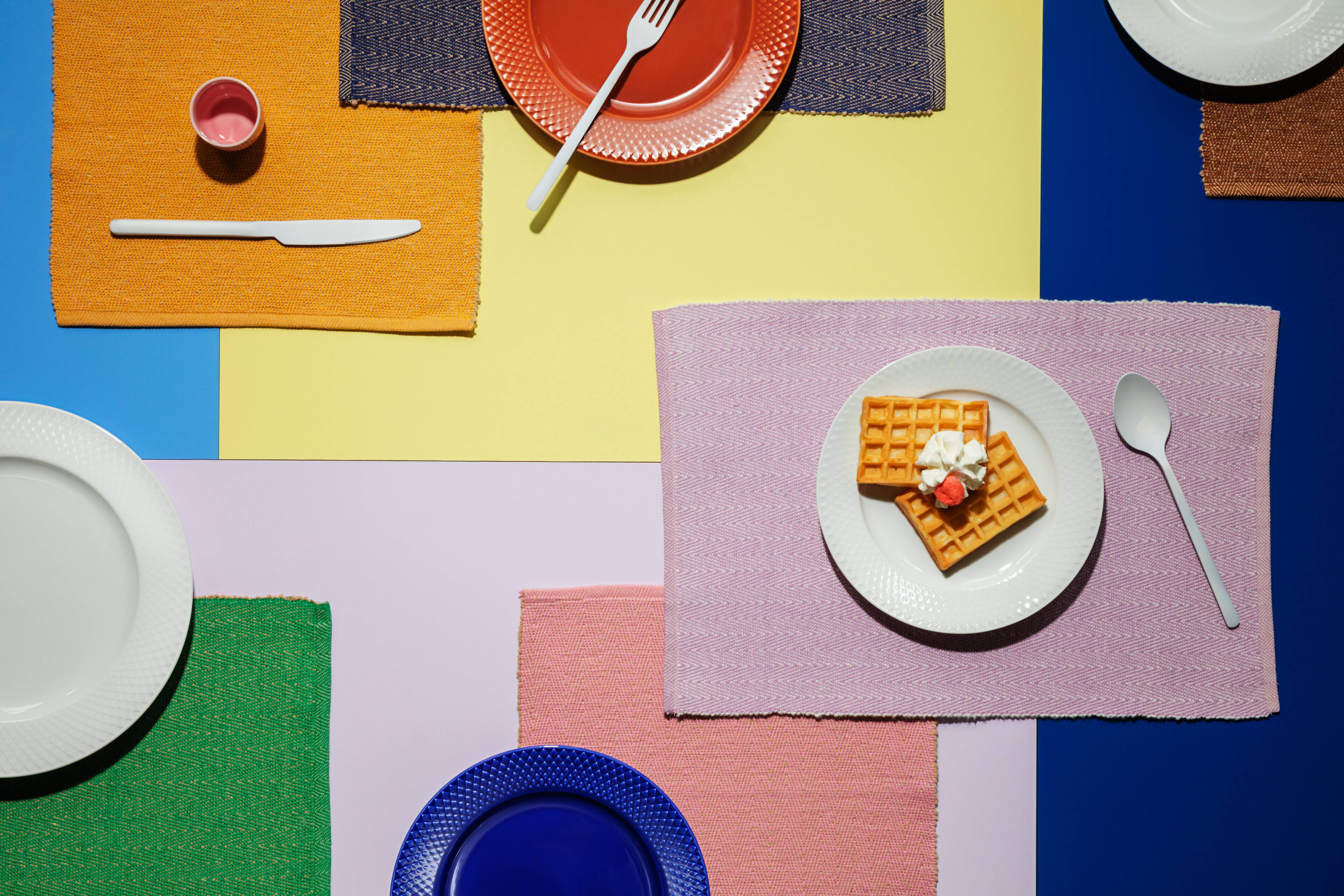 The placemat and cloth napkin from the Lyngby Porcelain Herringbone series