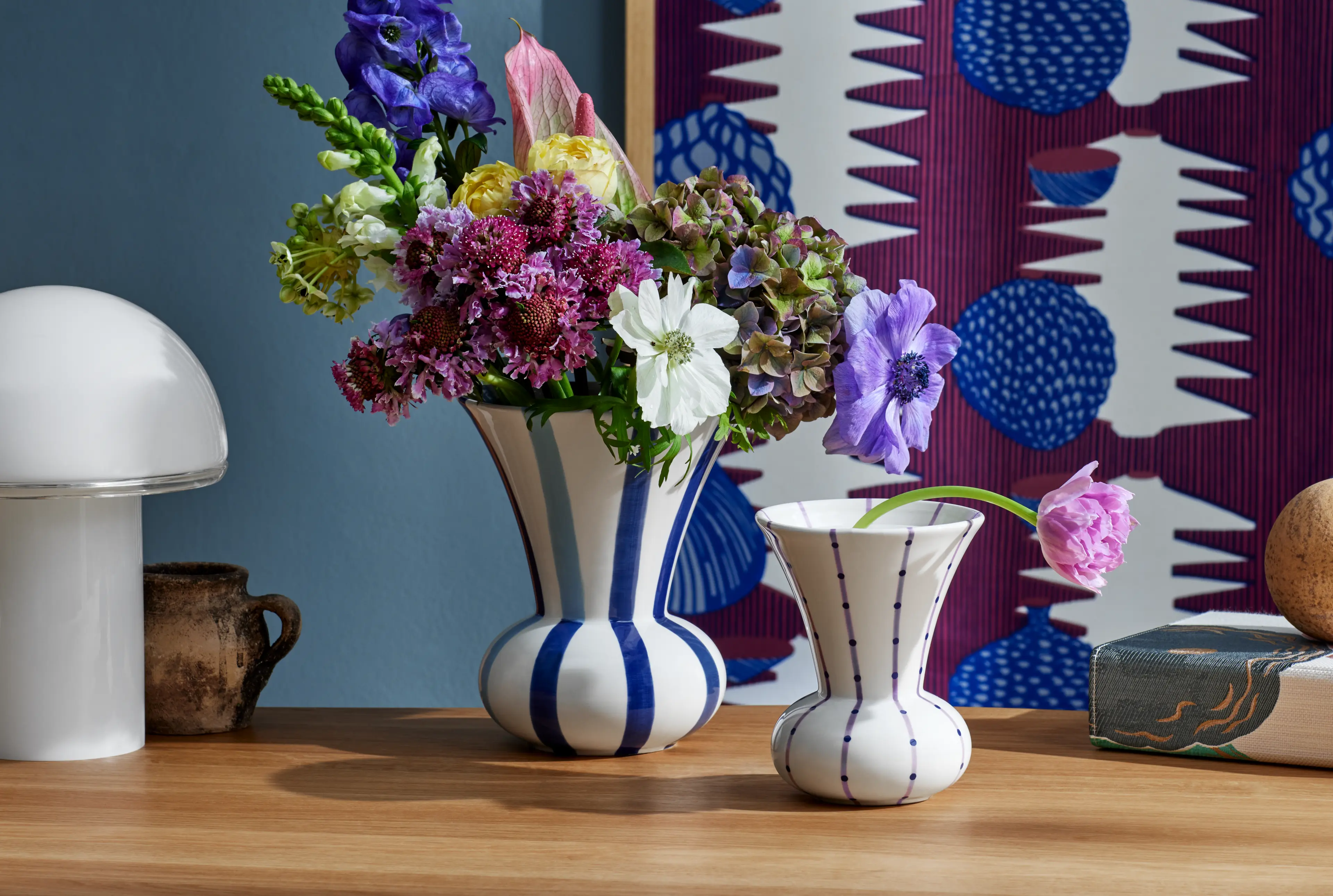 Två signaturvaser med blommor