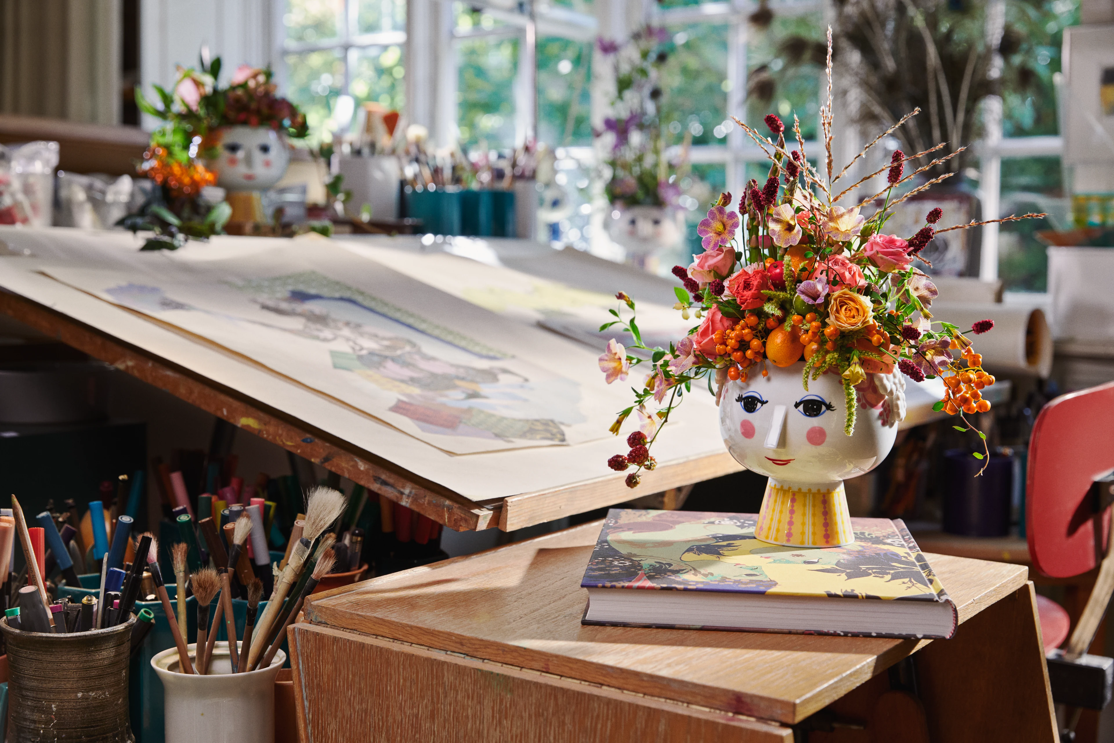 Blomkruka på fot Ø15.5 cm från Bjørn Wiinblad i färgen Rosa, tillverkad av Keramik