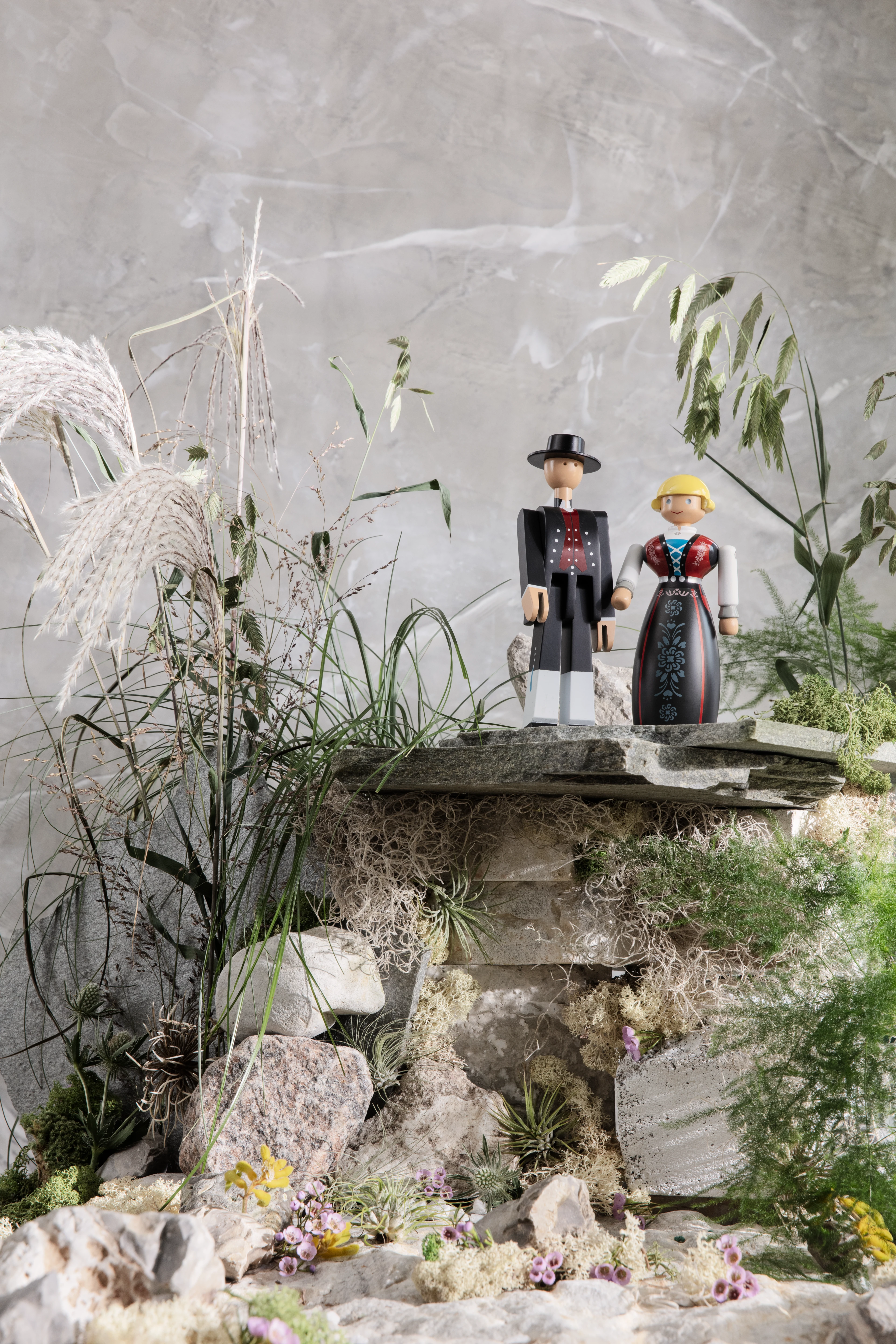 Mann Norwegische Bunad H20.5 cm von Kay Bojesen in der Farbe Schwarz/Rot/Weiss, hergestellt aus Holz