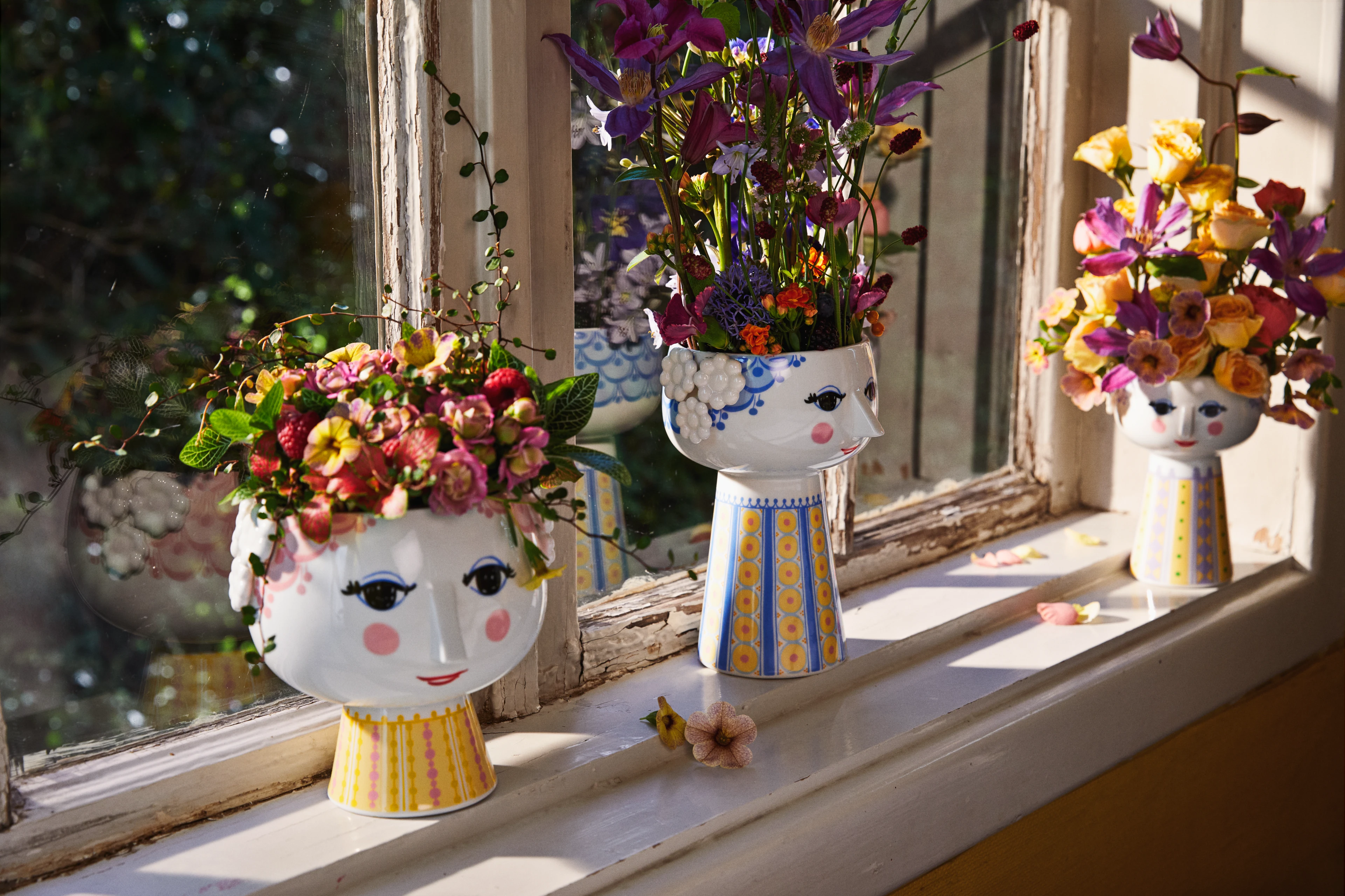 Blomkruka på fot Ø15.5 cm från Bjørn Wiinblad i färgen Rosa, tillverkad av Keramik