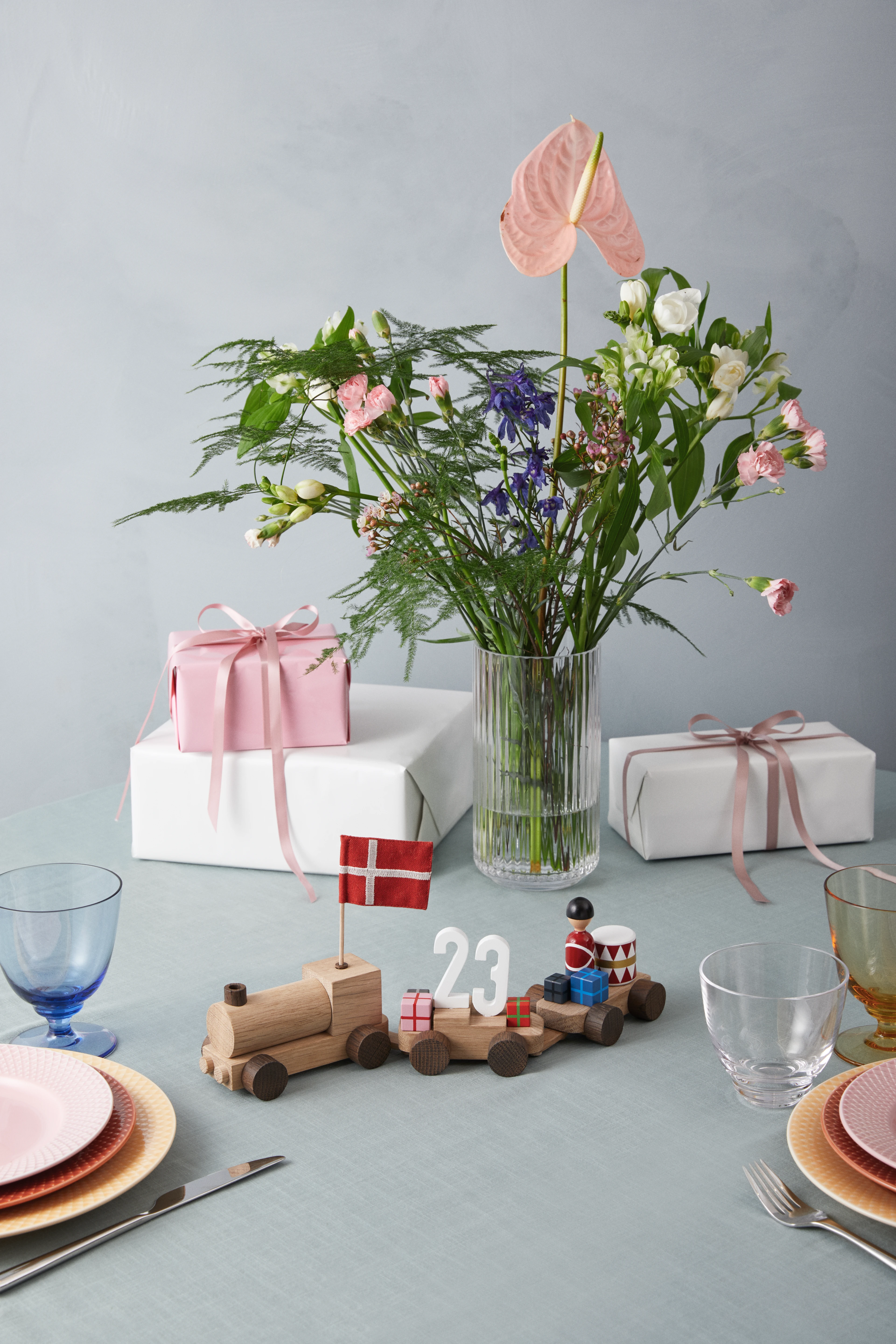 Fødselsdagstog Dansk fra Kay Bojesen i farven Eg/Røget eg, lavet af Træ