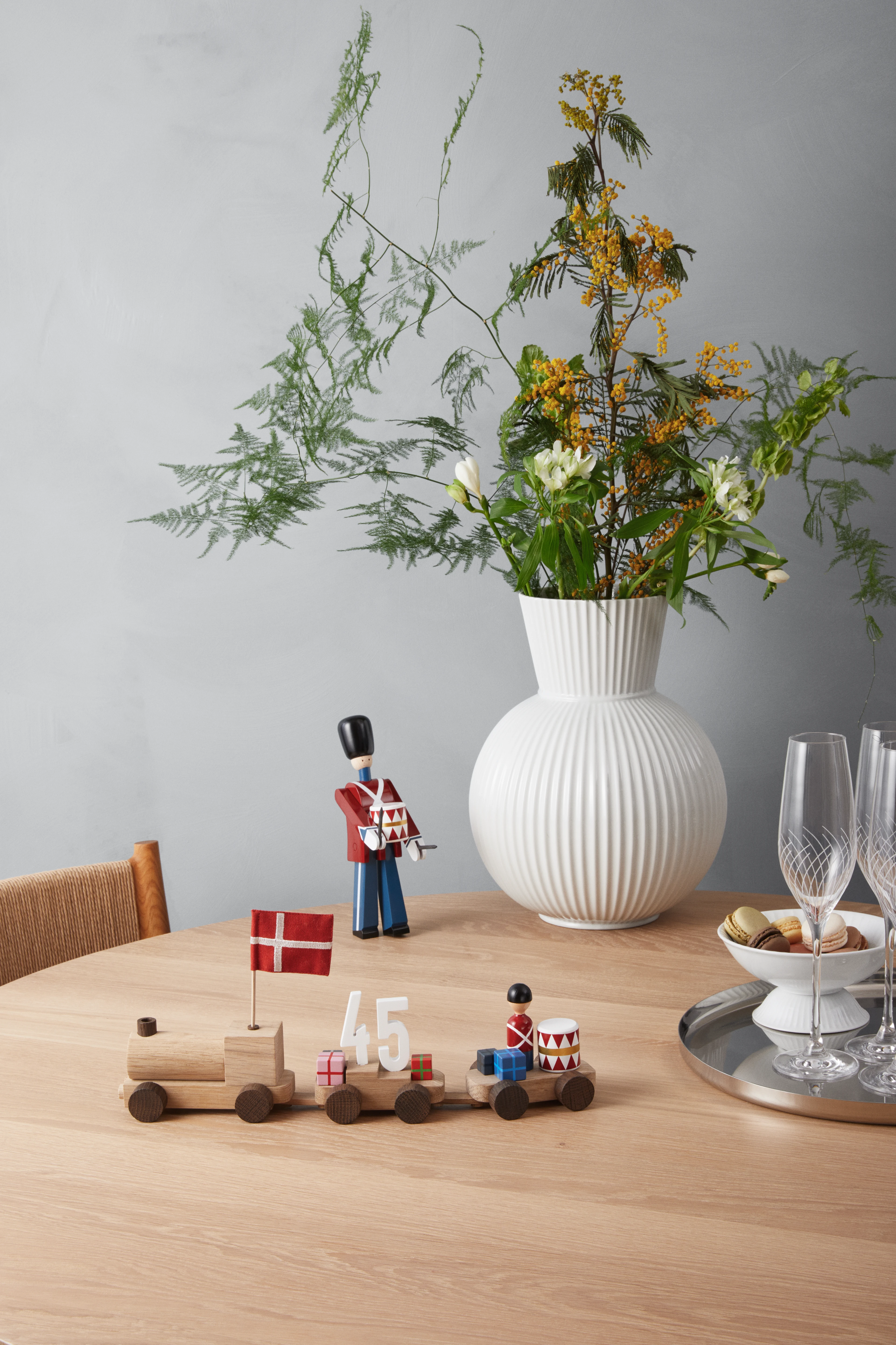 Bursdagstog, dansk fra Kay Bojesen i fargen Eik/Røkt eik, laget av Tre