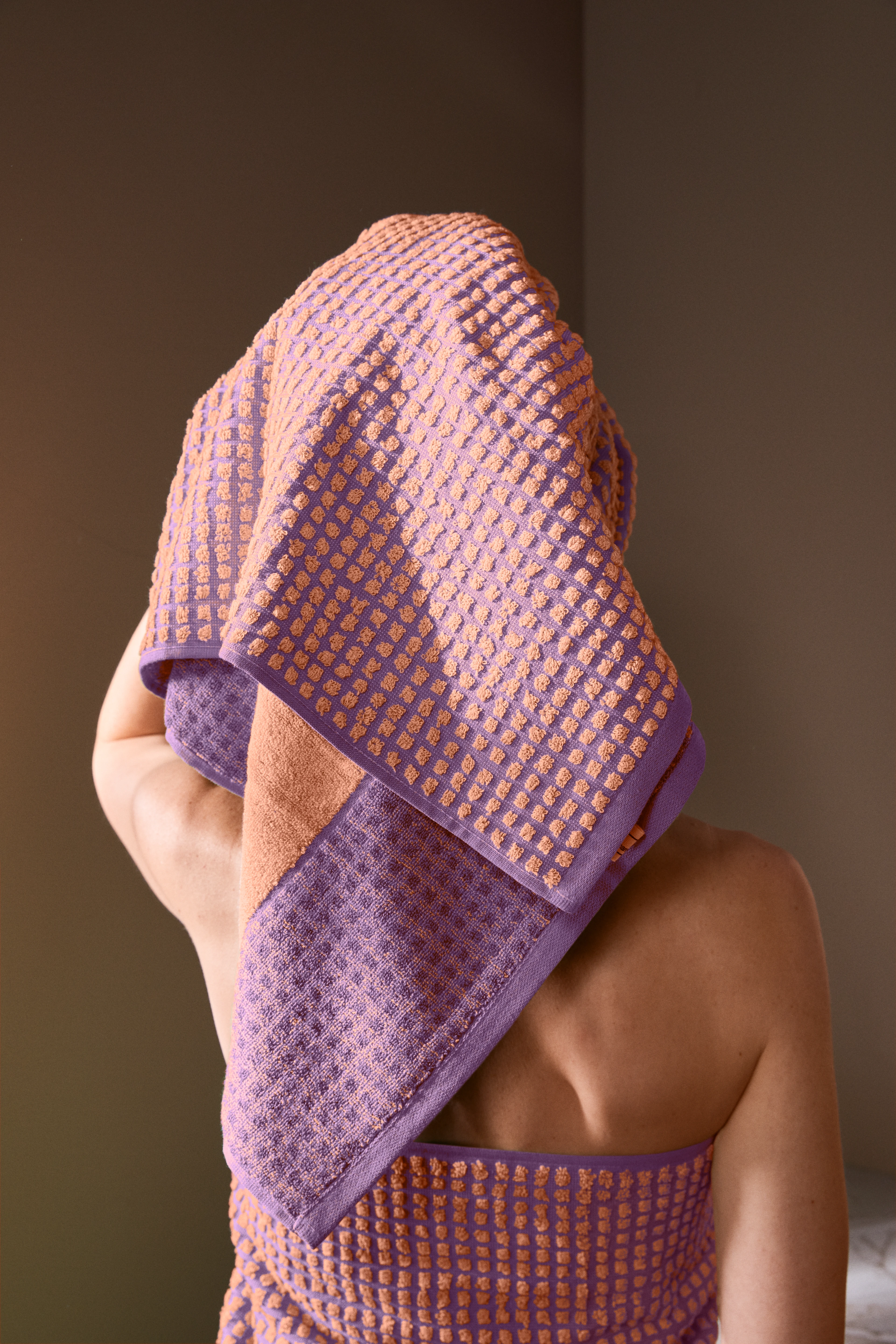 Håndkle 70x140 cm fra JUNA i fargen Lavendel/Fersken, laget av Bomull