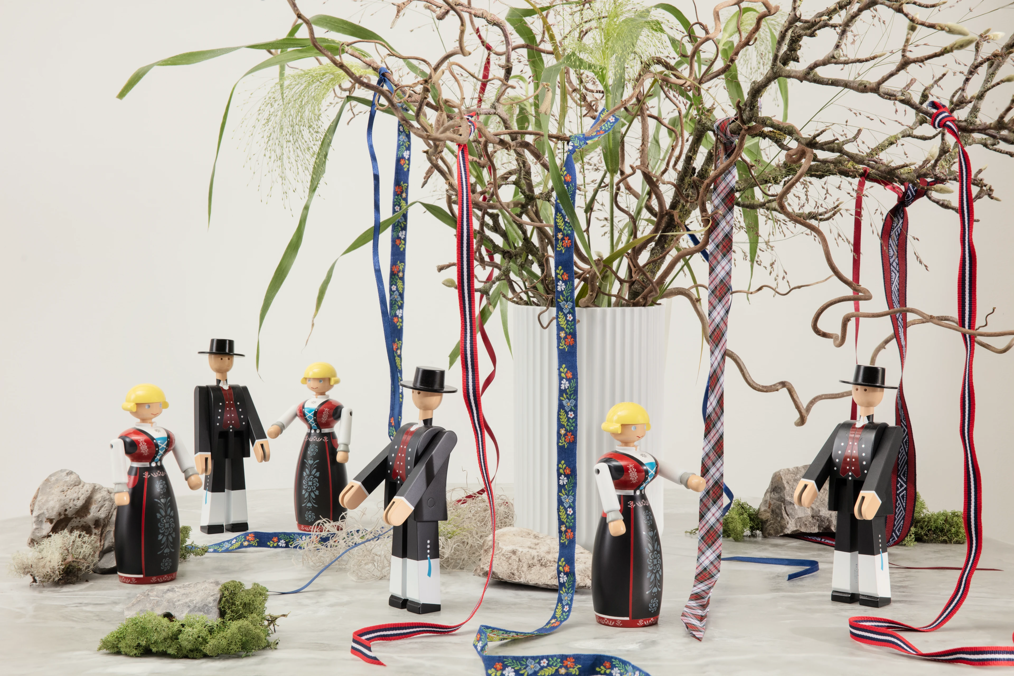 Kvinna Norsk Bunad H18 cm från Kay Bojesen i färgen Svart/Röd/Vit, tillverkad av Trä