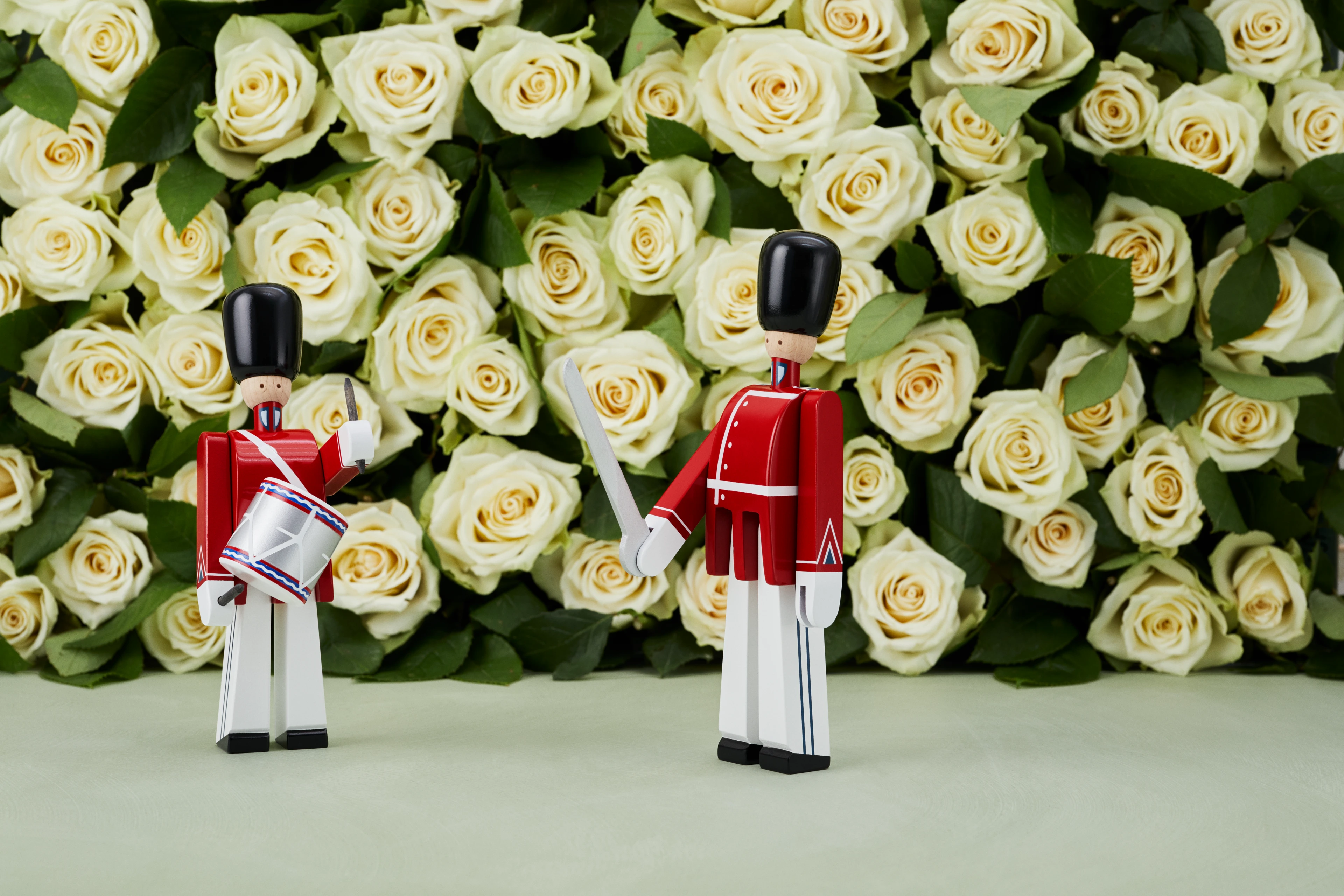 Tivoli Officer med sabel lille fra Kay Bojesen i farven Rød/Hvid, lavet af Træ