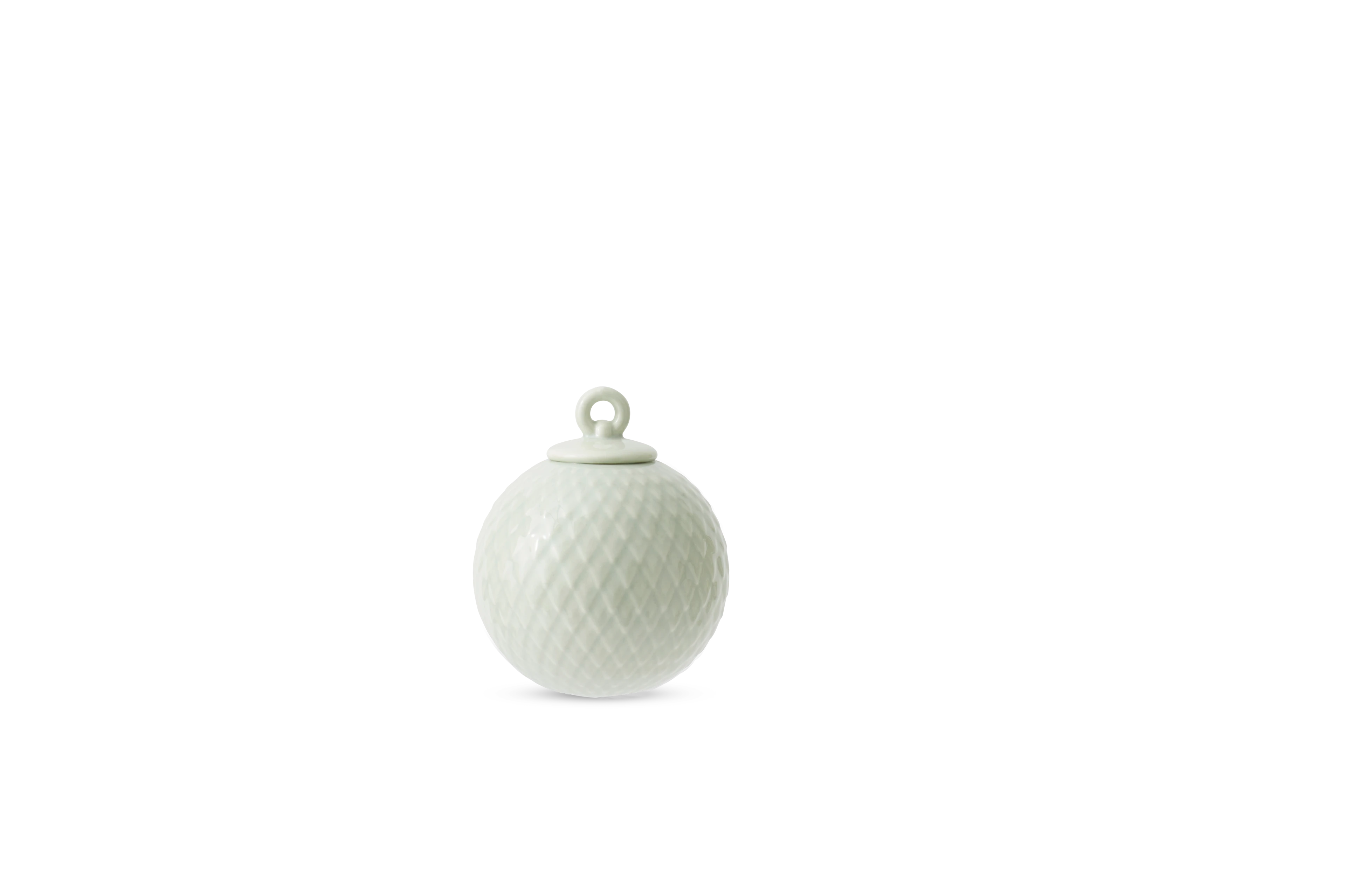 Dekorationskugel Ø7 cm von Lyngby Porcelæn in der Farbe Soft Green, hergestellt aus Keramik