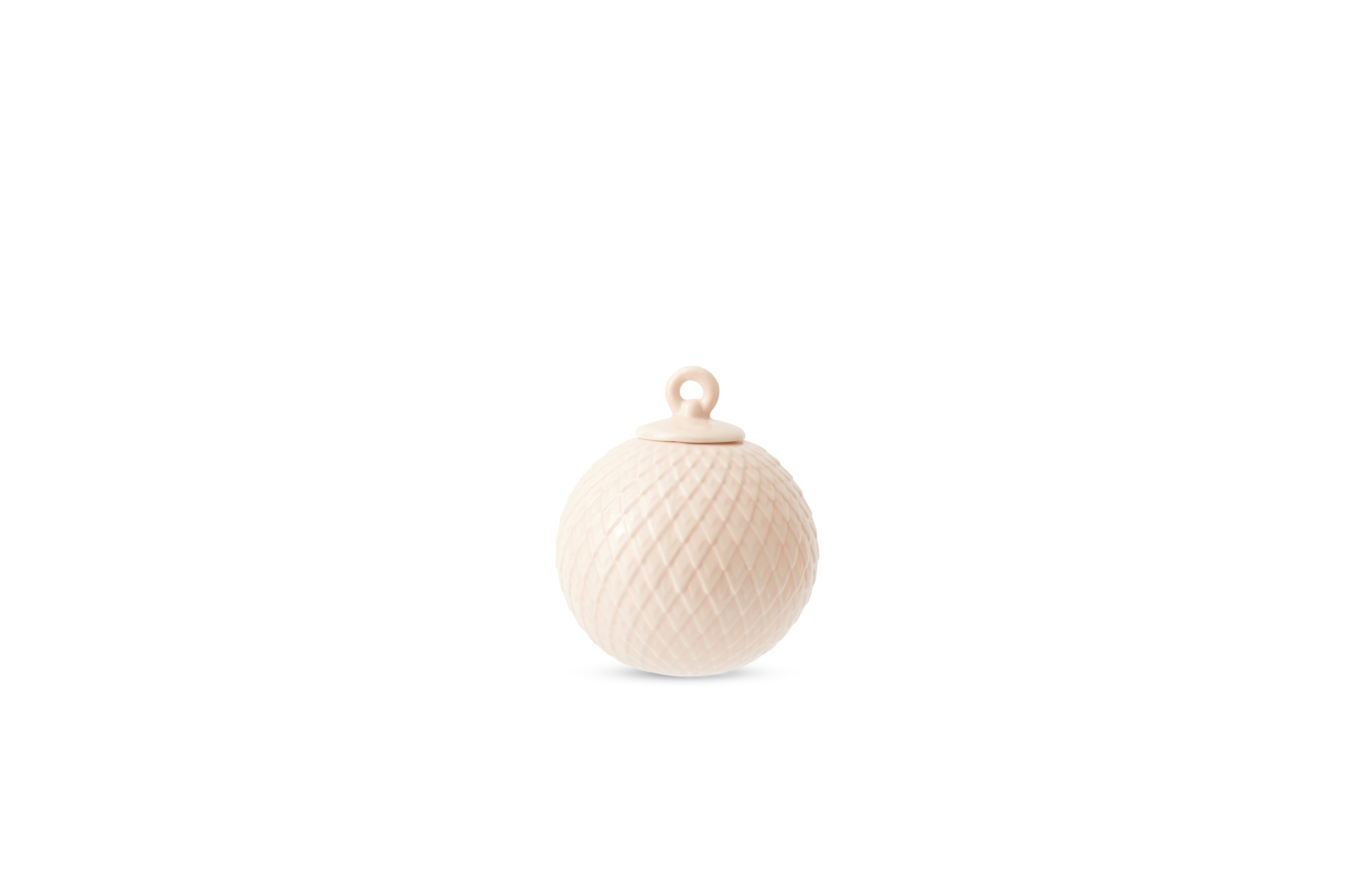 Dekorationskugle Ø7 cm fra Lyngby Porcelæn i farven Nude, lavet af Keramik
